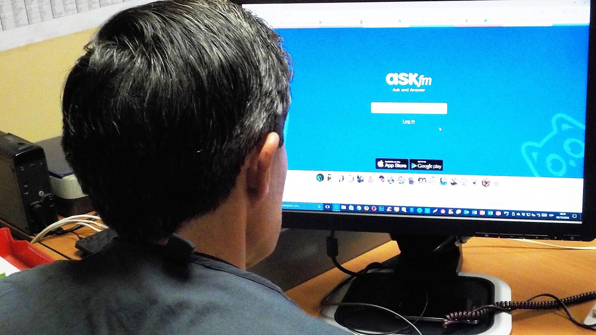 Un agente del Grupo de Delitos Informáticos de Policía Foral