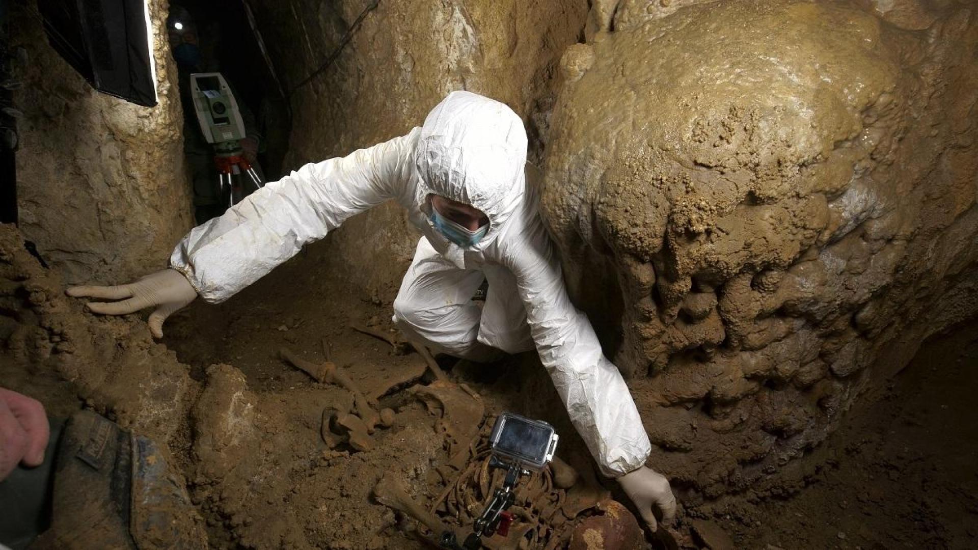 Trabajos de recuperación de los restos en la cueva donde fueron hallados