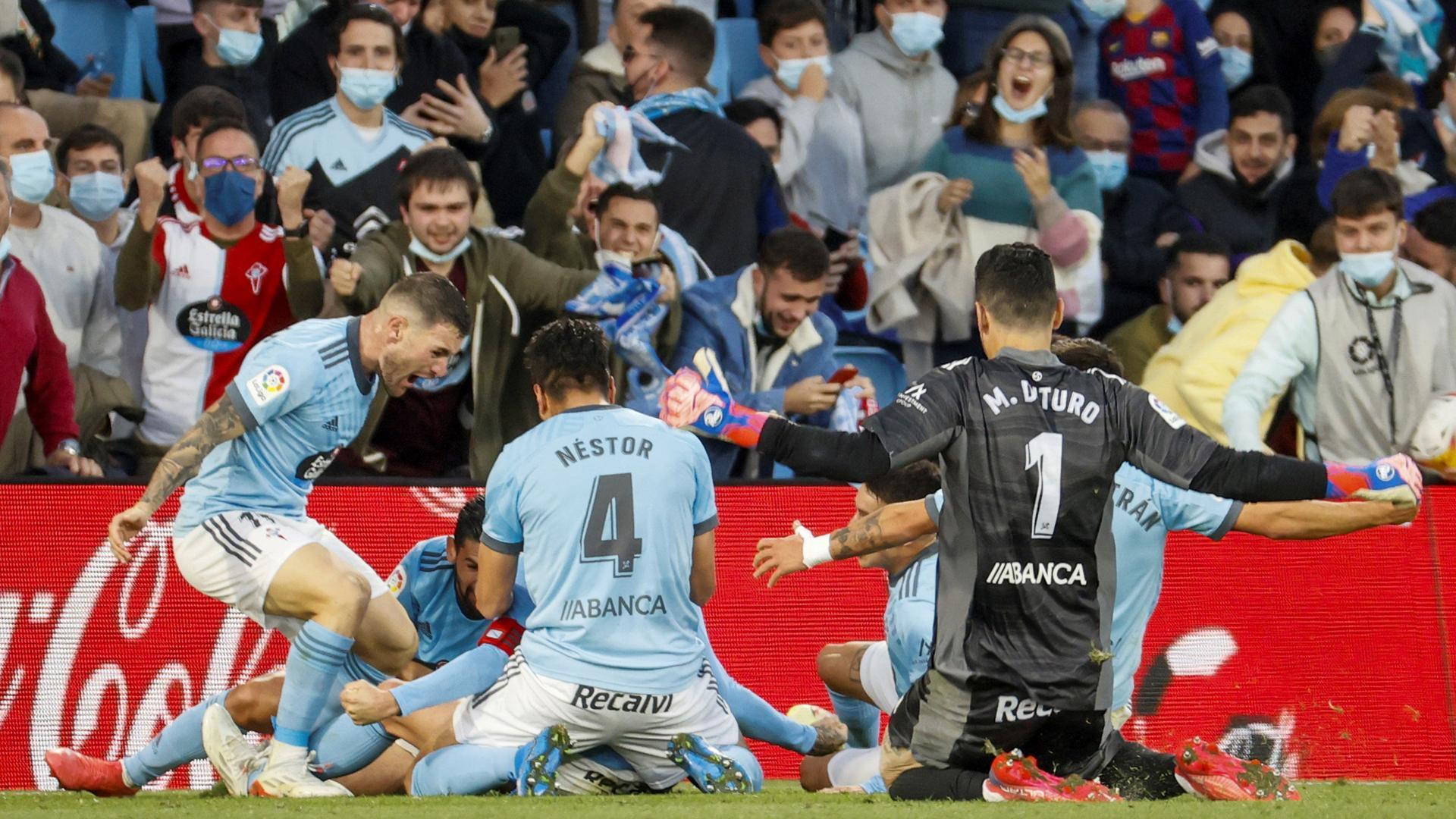 Los jugadores del Celta celebran el gol del empate, anotado por Iago Aspas