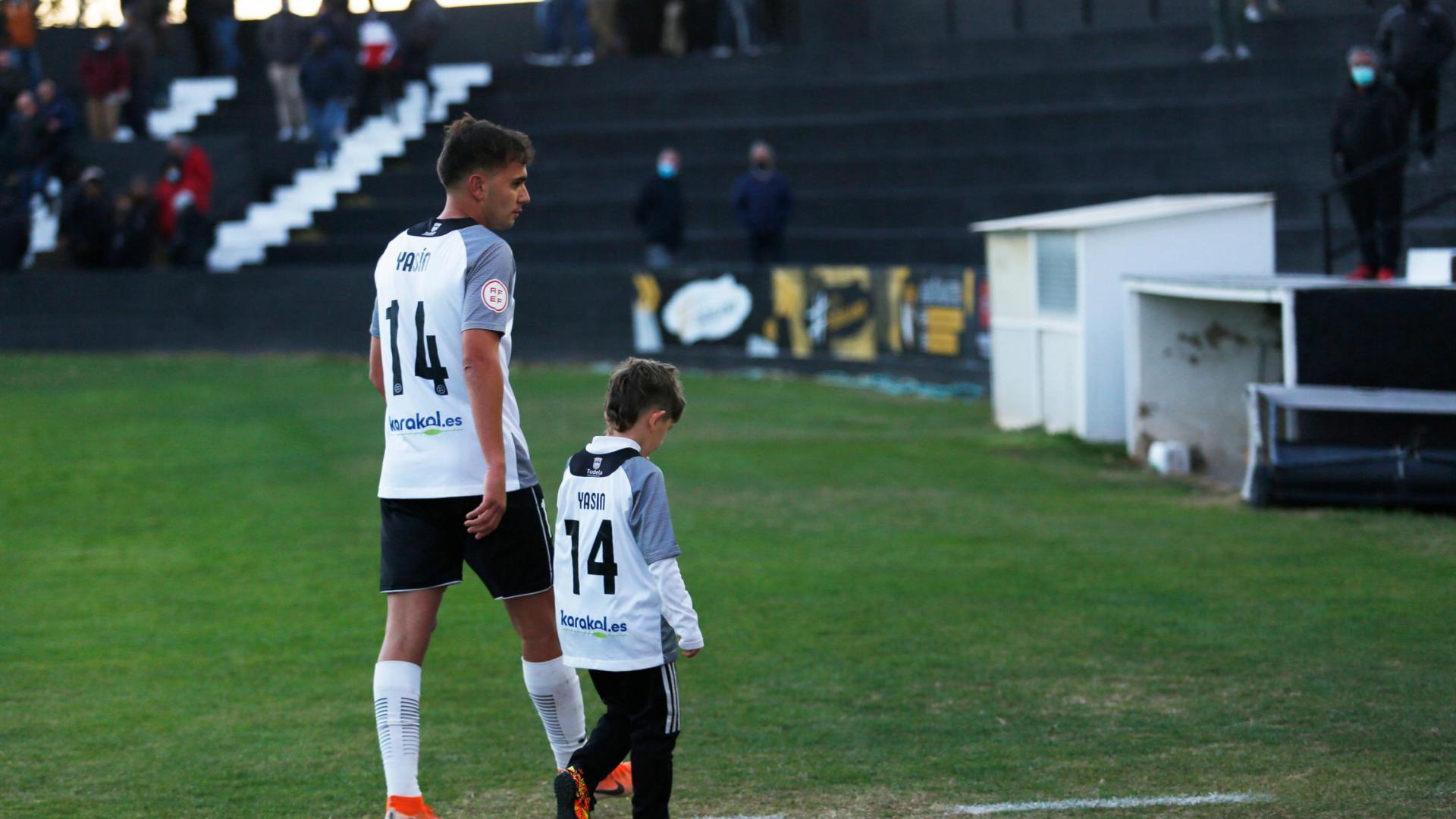 Yasin Iribarren salió del terreno de juego desolado y triste por una nueva derrota, pero acompañado por un niño que trató de animarle