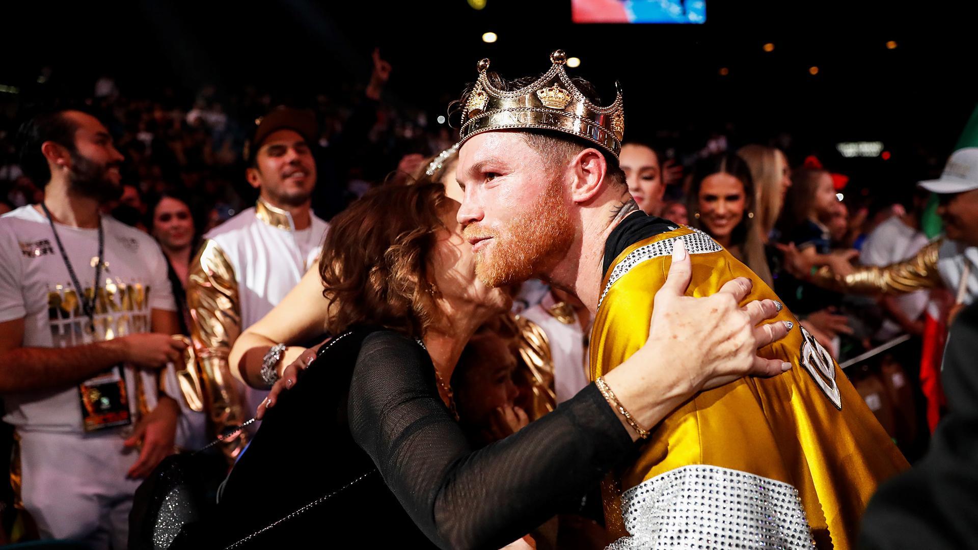 El púgil mexicano 'Canelo Alvarez' recibe las felicitaciones tras vencer a Plant en el combate