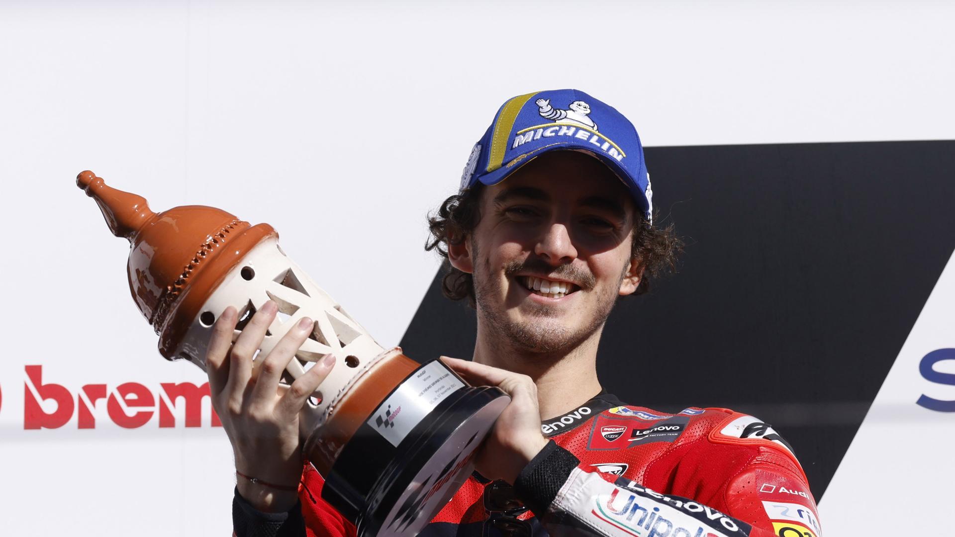 Francesco Bagnaia celebra la victoria en el podio del circuito de Portimao