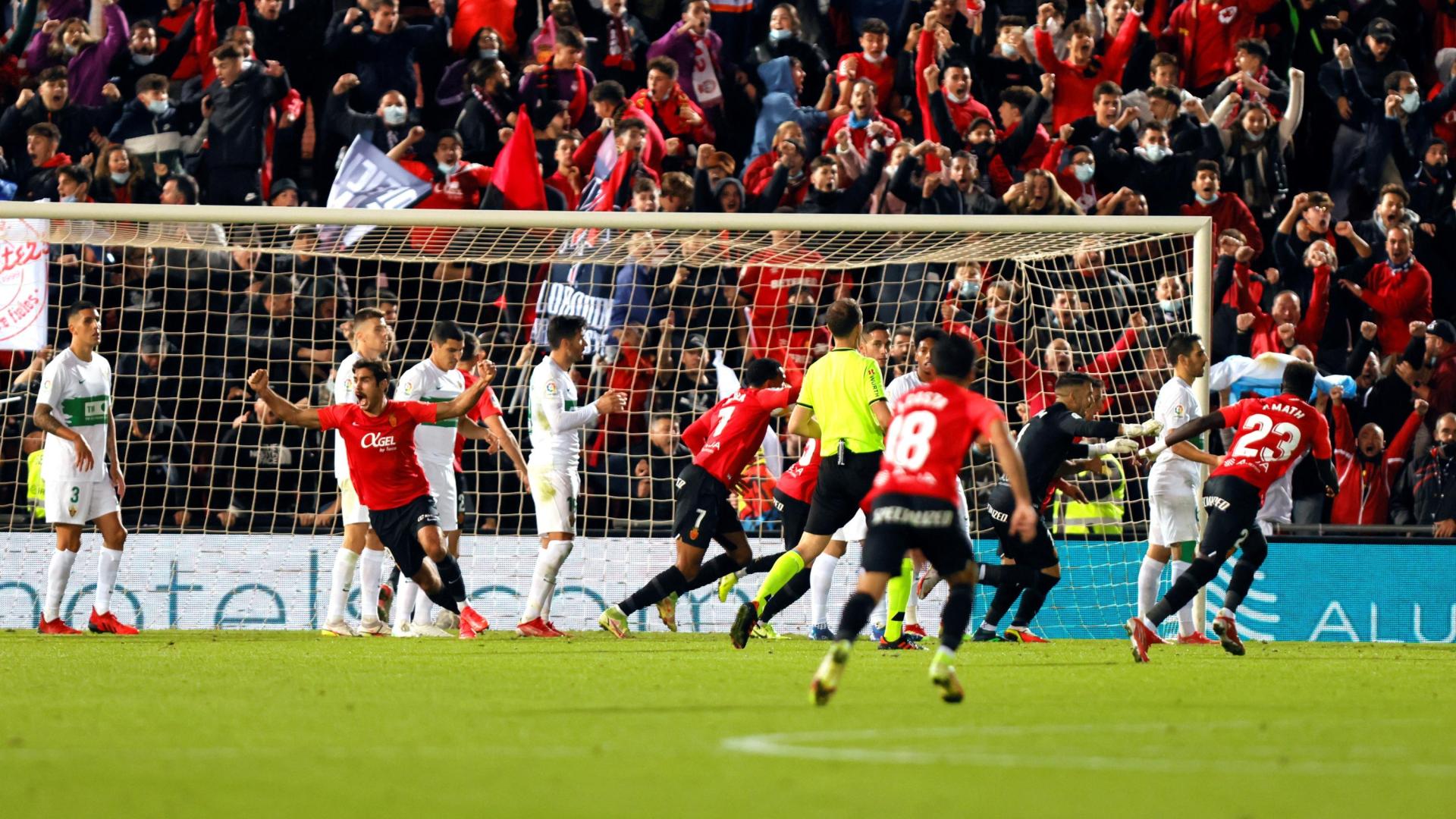 Los futbolistas del Mallorca celebran el segundo gol