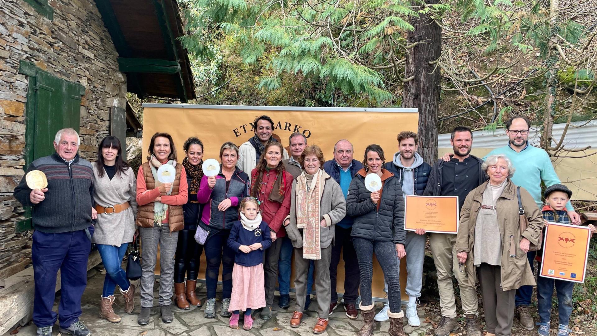 A la izquierda de la imagen, Gerardo Danboriena Danboriena, junto a participantes y asistentes al concurso de gastronomía de palomeras