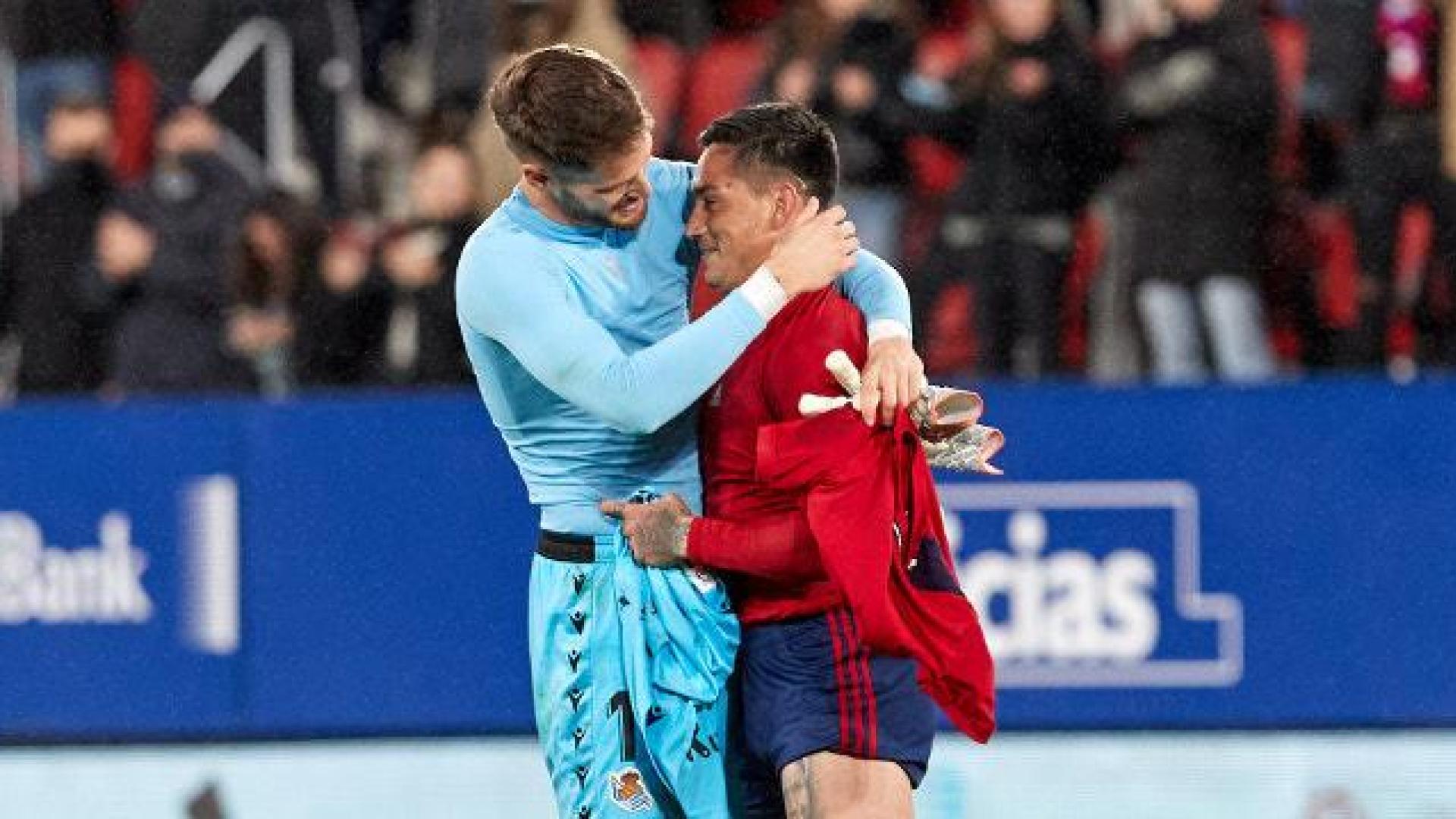 Álex Remiro, portero navarro de la Real Sociedad, se abrazó al final del partido con el Chimy Ávila