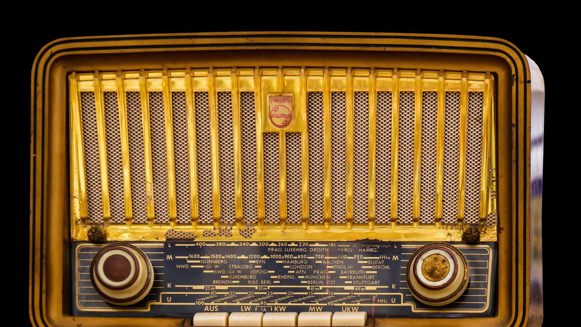 Imagen de un modelo antiguo de aparato de radio