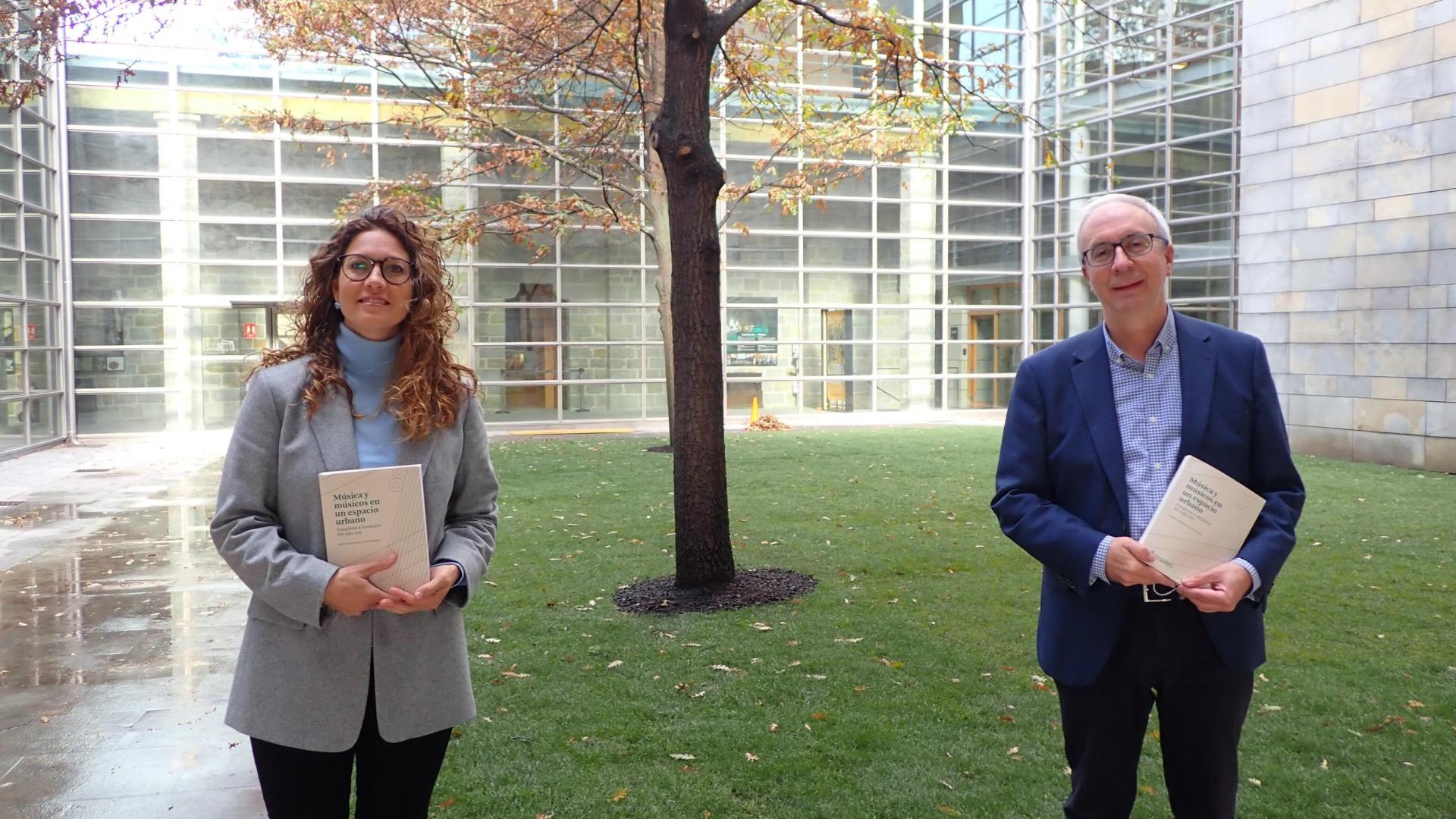 La autora del libro, Rebeca Madurga, y el director del Servicio de Archivos y Patrimonio Documental del Gobierno de Navarra, Joaquín Llansó.