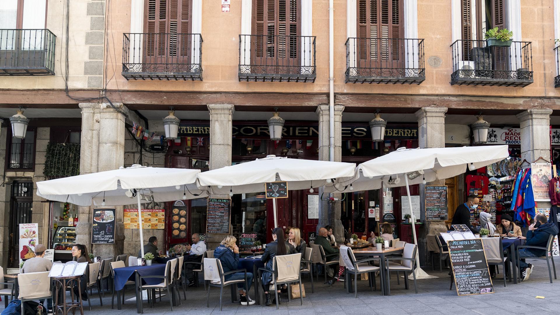 Varias personas sentadas en una terraza en Madrid