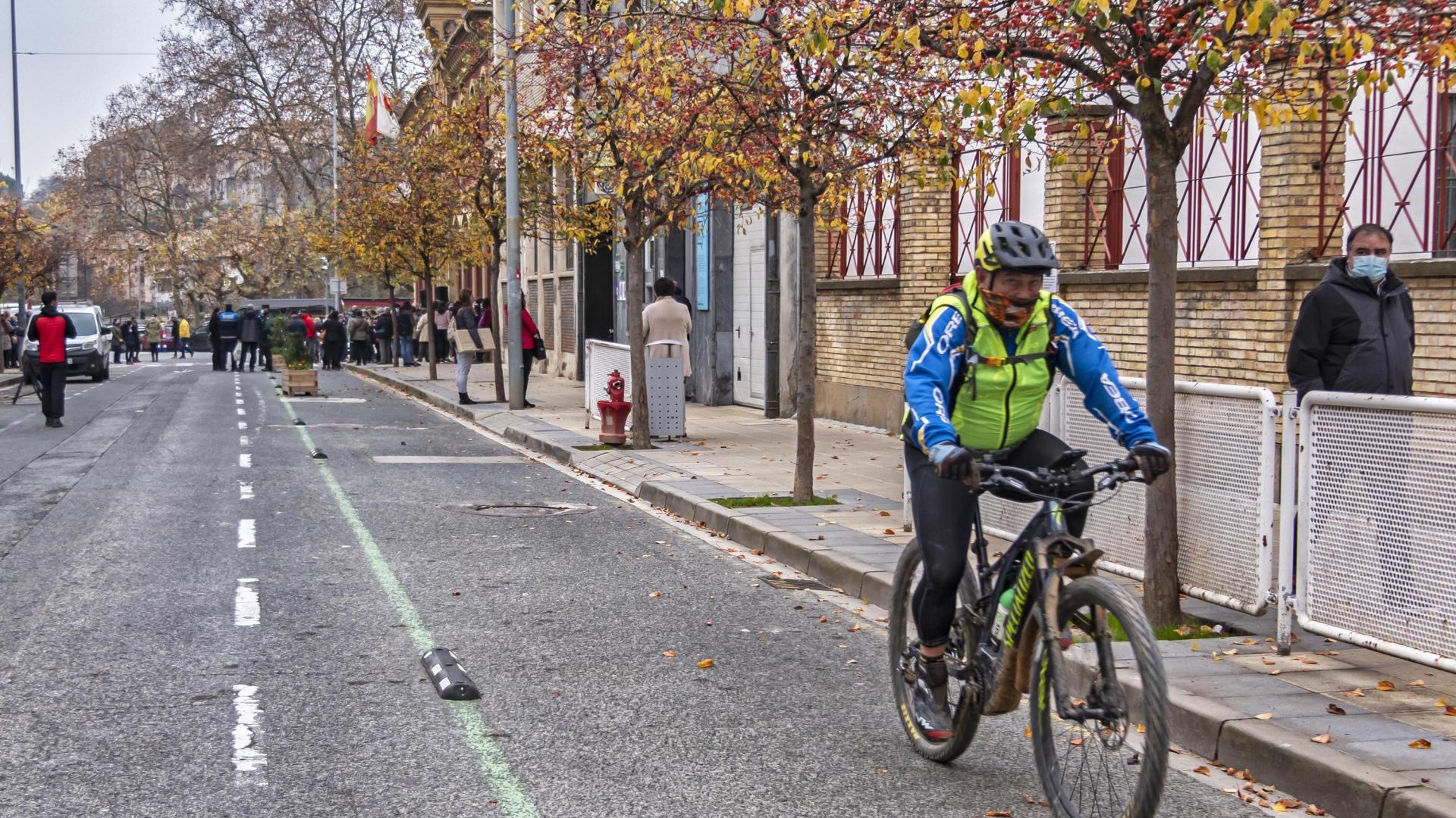 Un hombre circula por el centro de Estella con una bicicleta eléctrica