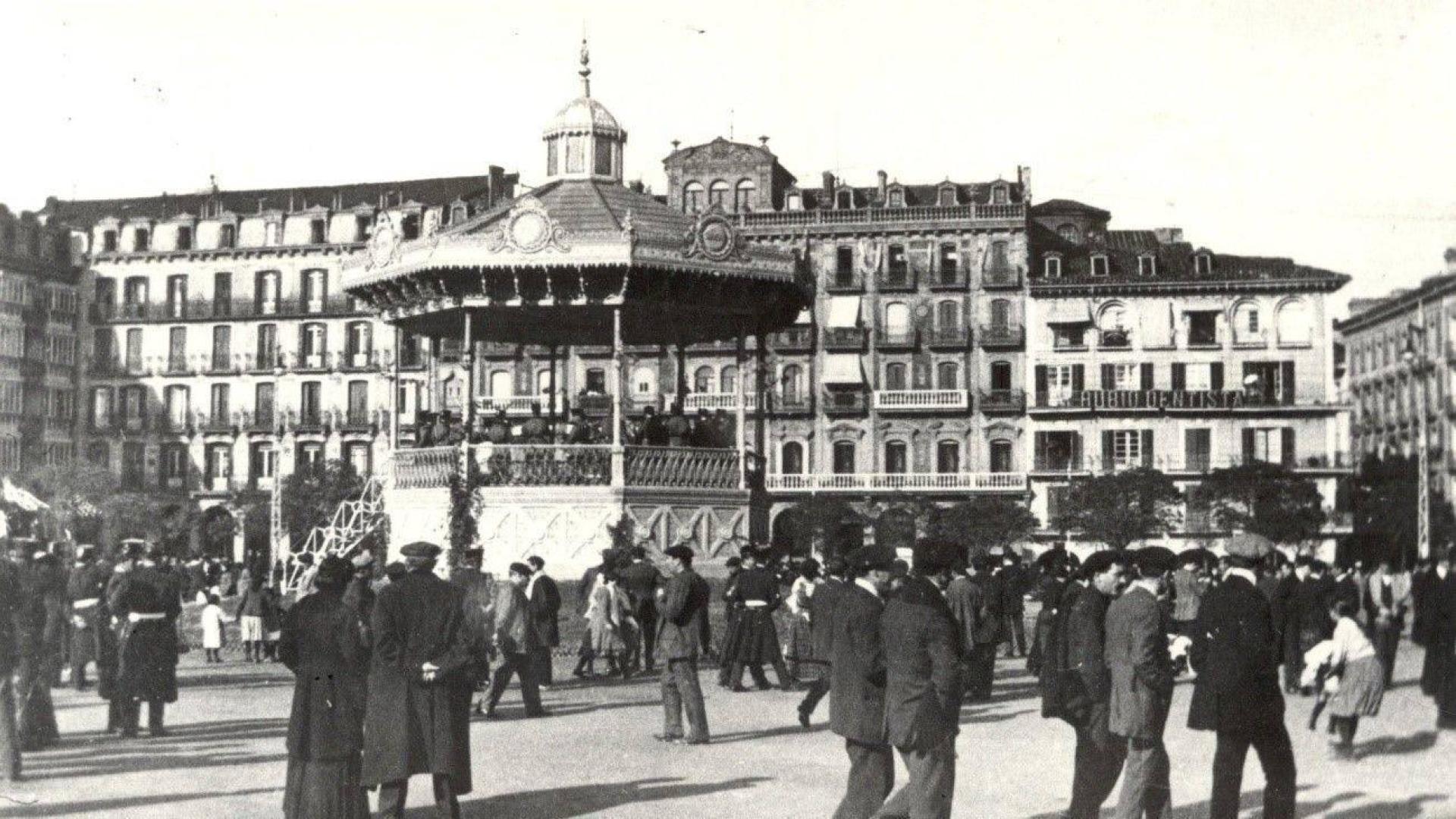Banda de música militar tocando en el quiosco de la Plaza del Castillo