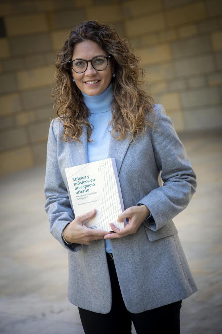Rebeca Madurga, posando este lunes con su libro en el Archivo