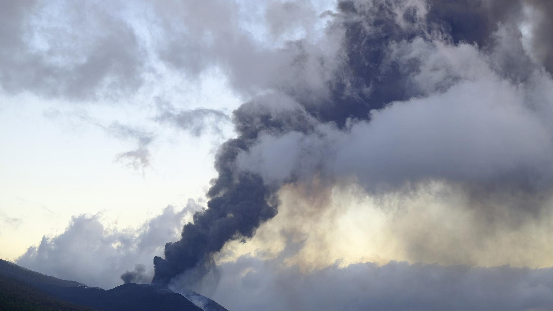 Una de las bocas eruptivas del volcán de Cumbre Vieja