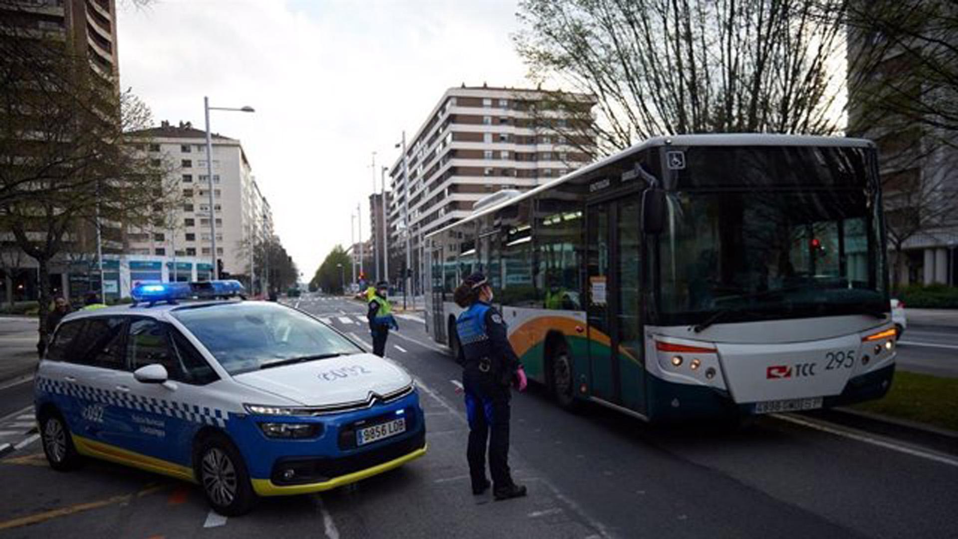 Control de la Policía Municipal de la observación de las restricciones en una villavesa de Pamplona