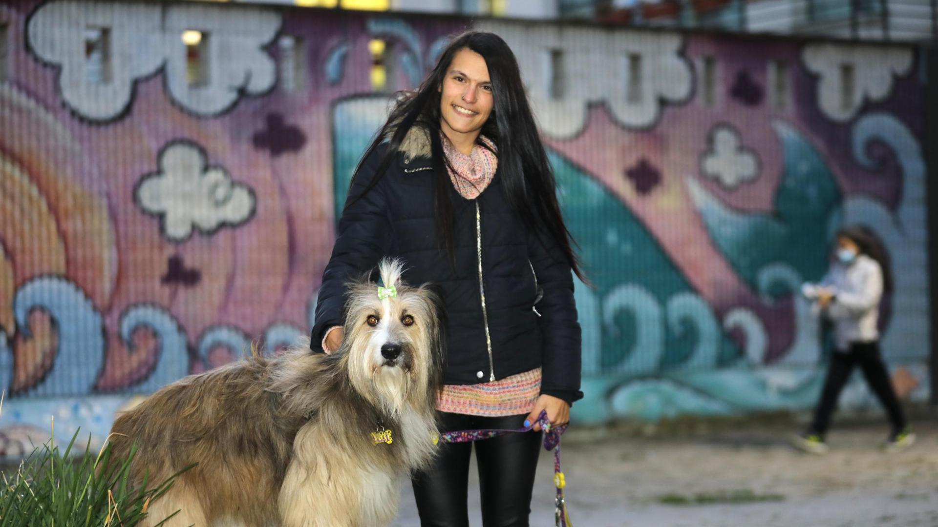 Tania Grados Arana posa en Berriozar junto a su perro Sasi, que tiene casi 7.000 seguidores en la cuenta de Instagram Sasitania