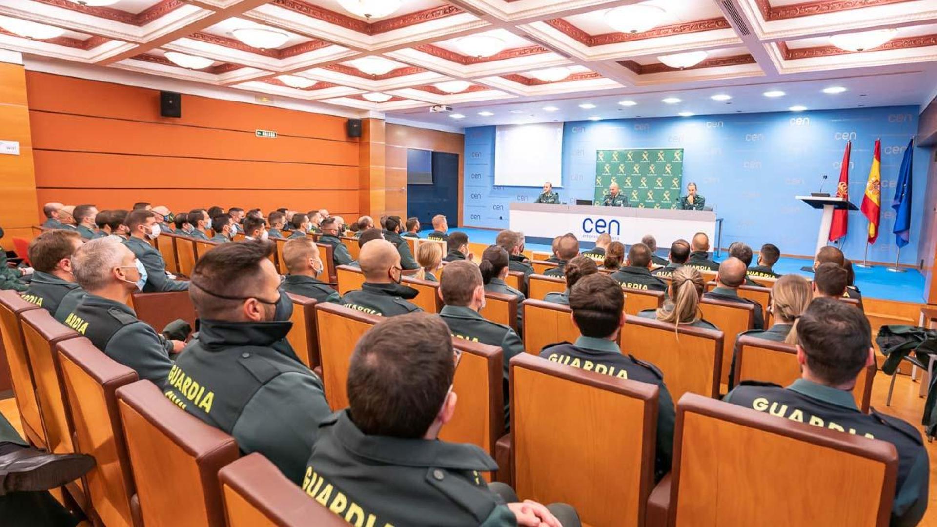 Un momento de la recepción del delegado del Gobierno en Navarra, José Luis Arasti, a los 145 nuevos agentes de la Guardia Civil