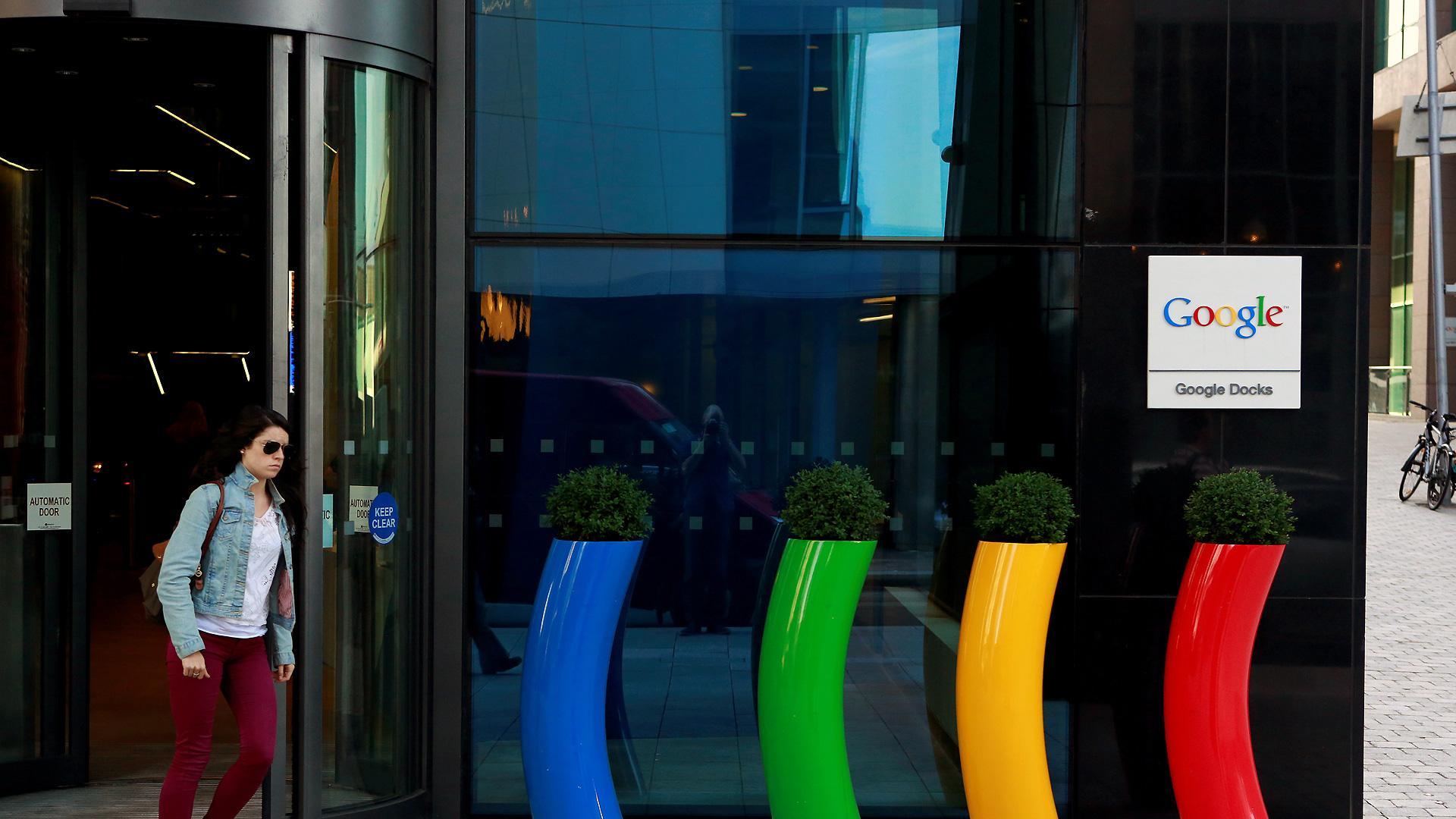 Una mujer sale del edificio de Google en Dublín, Irlanda