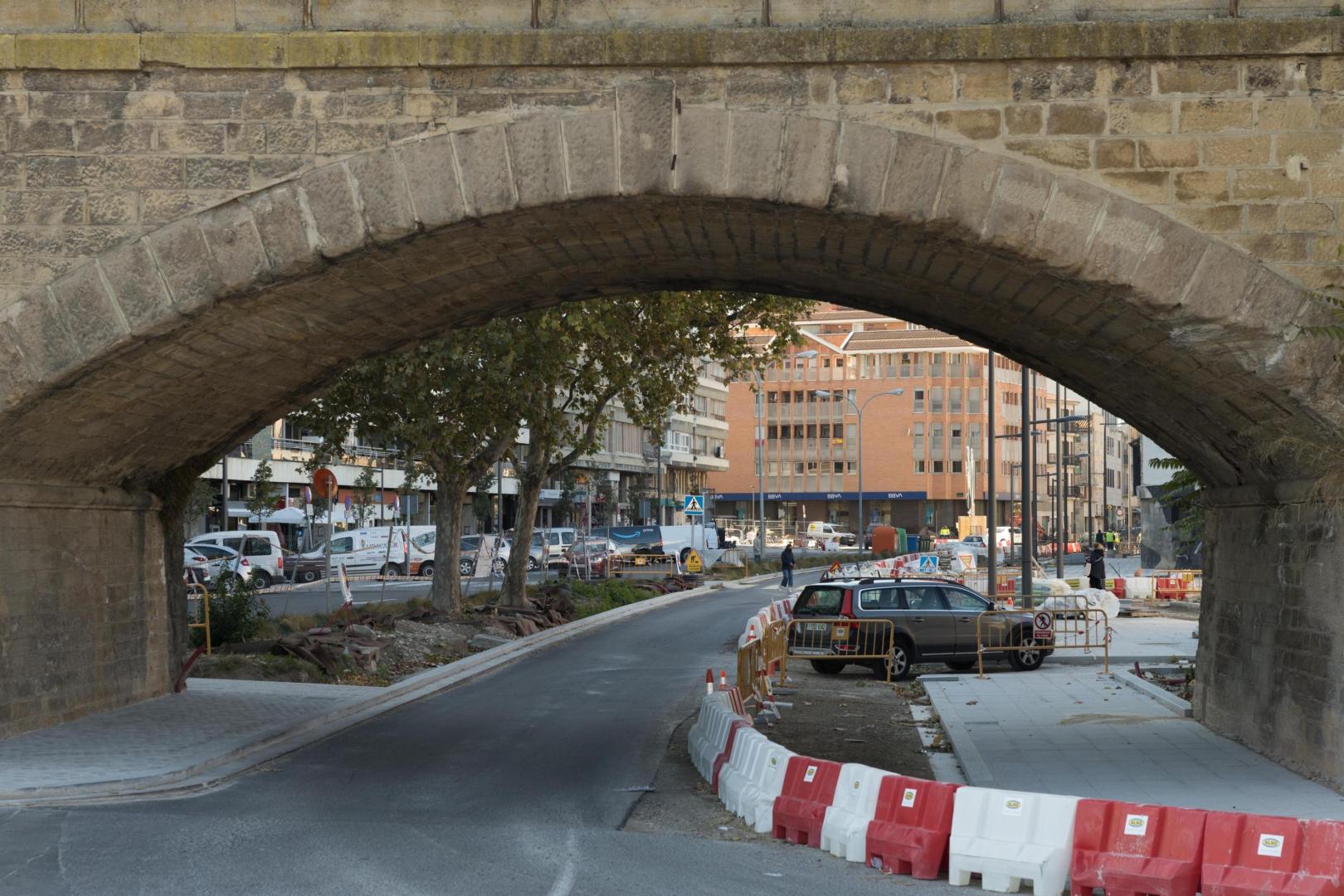 NUEVA ACERA Y CARRIL BICI Bajo el puente de la vía comienza una nueva acera, como se ve en la imagen, y, junto a ella, el carril bici