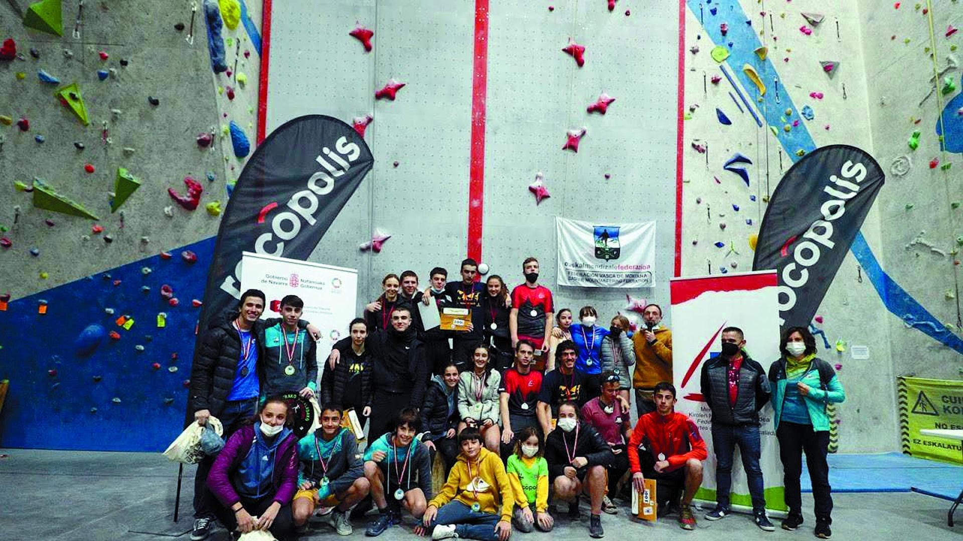 Foto de familia de los distintos medallistas del campeonato celebrado en Berrioplano junto a técnicos y federativos
