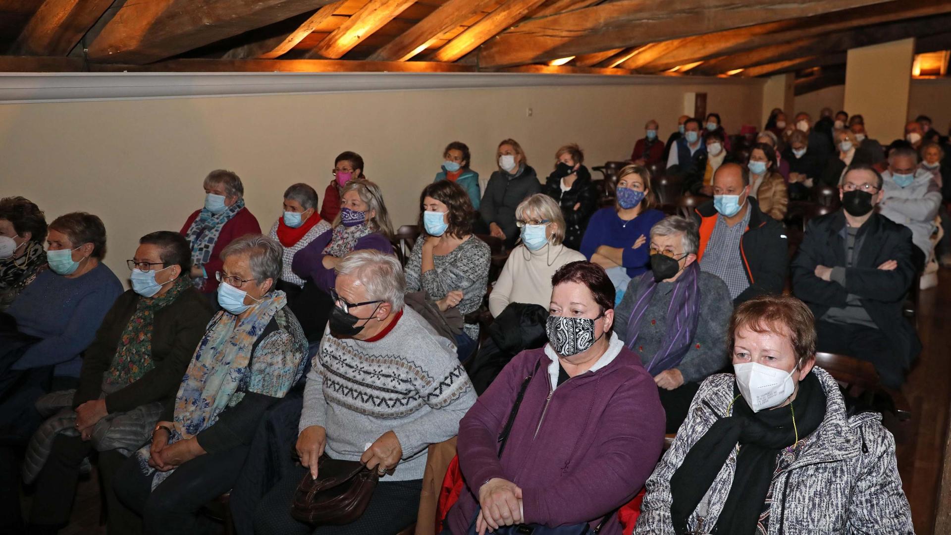 El desván del Palacio de Arizkunenea presentó la imagen de una sala atestada de público ayer por la tarde