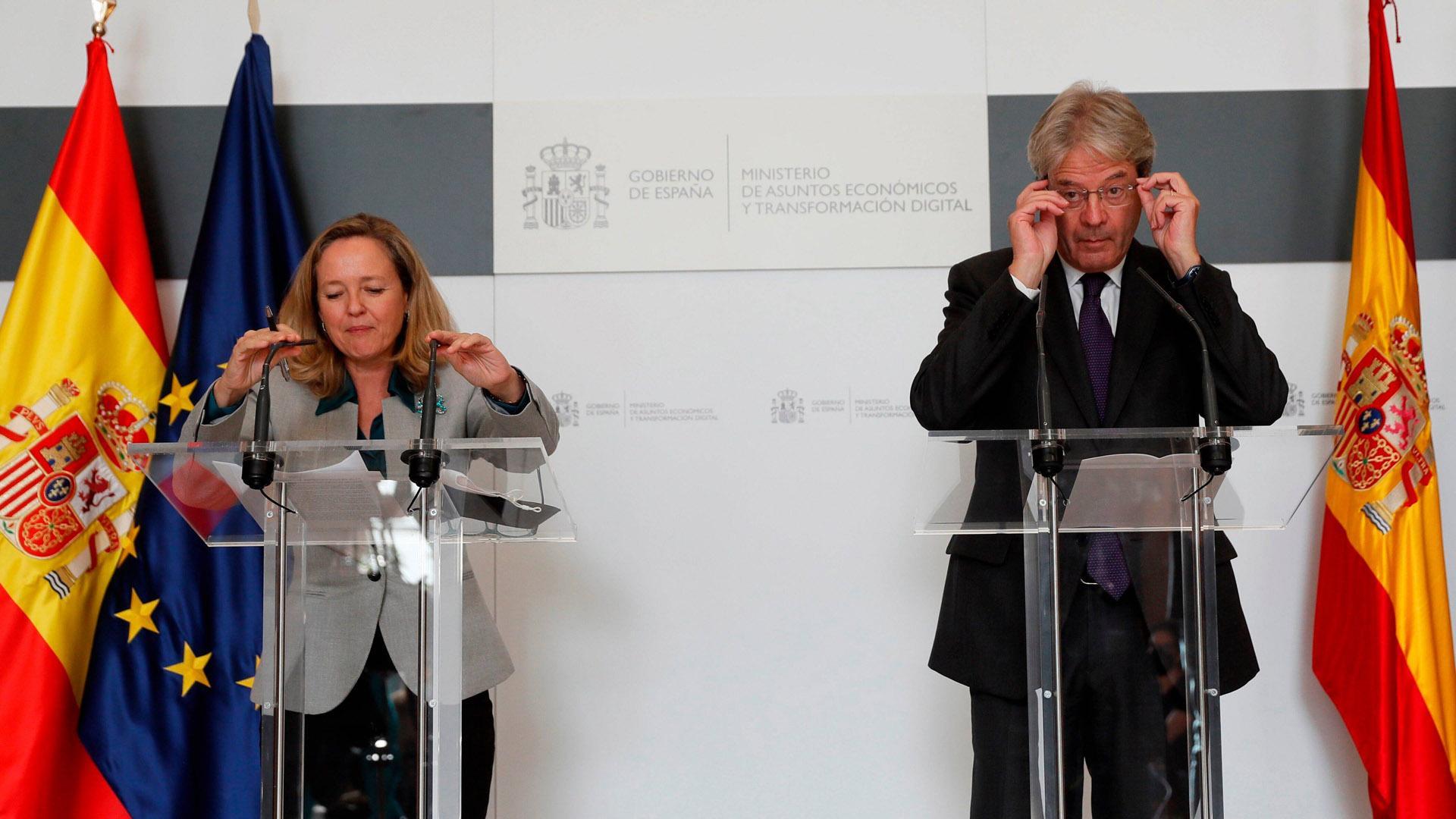 La vicepresidenta Calviño junto al comisario de Economía, Paolo Gentiloni, en octubre en Madrid