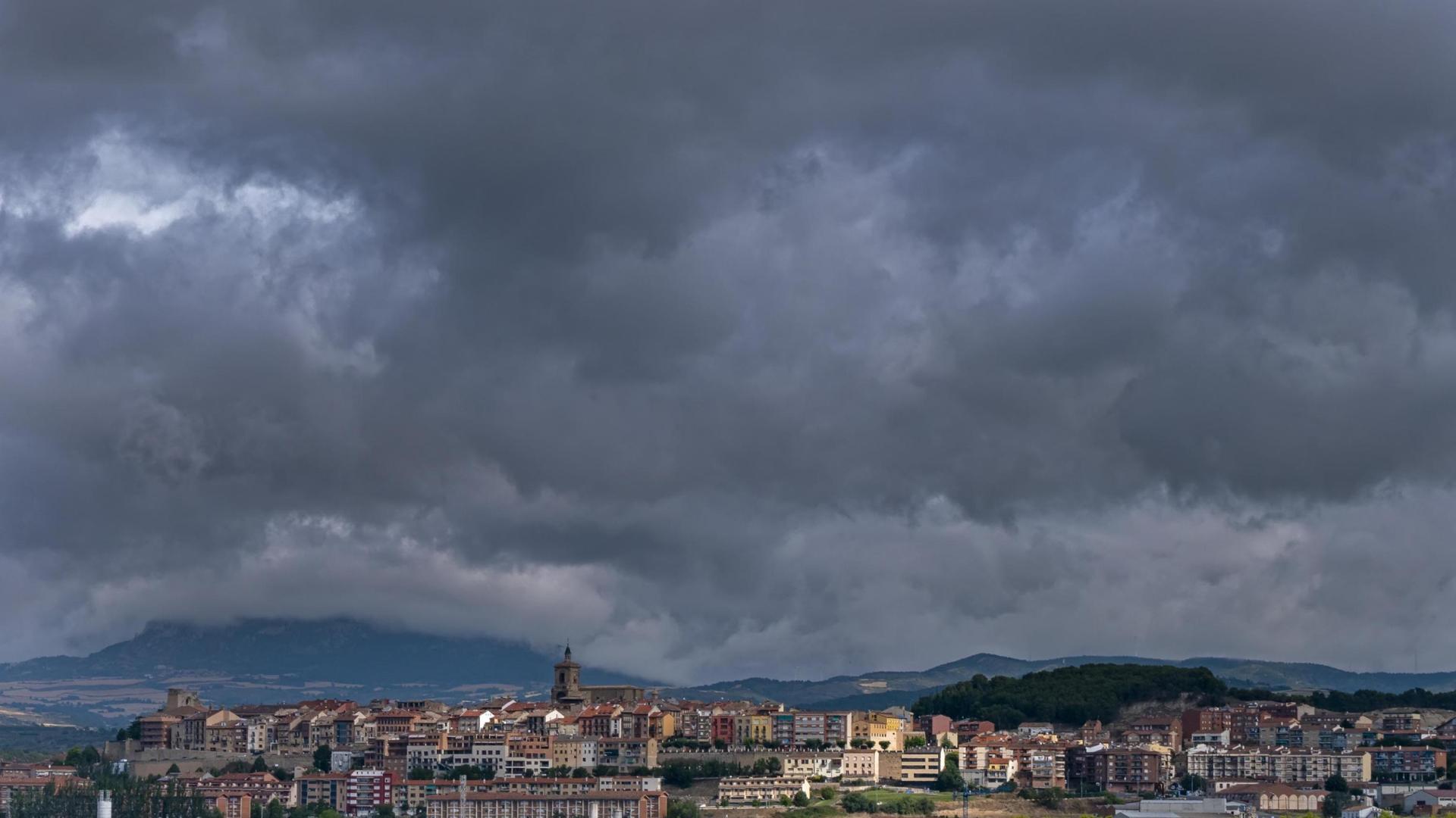 Viana, una de las localidades con un importante suelo industrial, en primer plano con la ciudad al fondo
