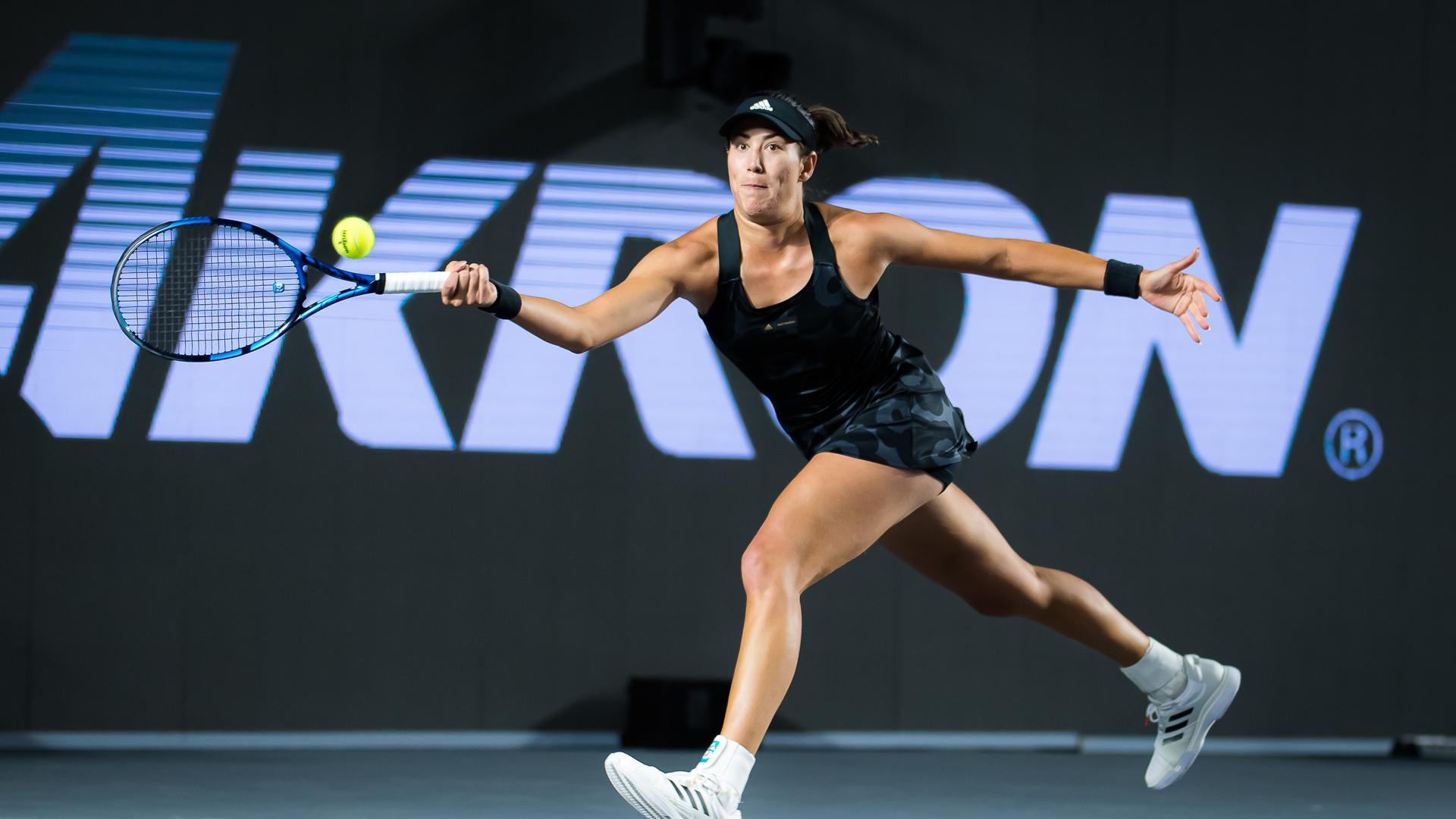 Garbiñe Muguruza se estira para devolver una pelota durante el choque contra la checa Pliskova 
AFP7 

10/11/2021 ONLY FOR USE IN SPAIN