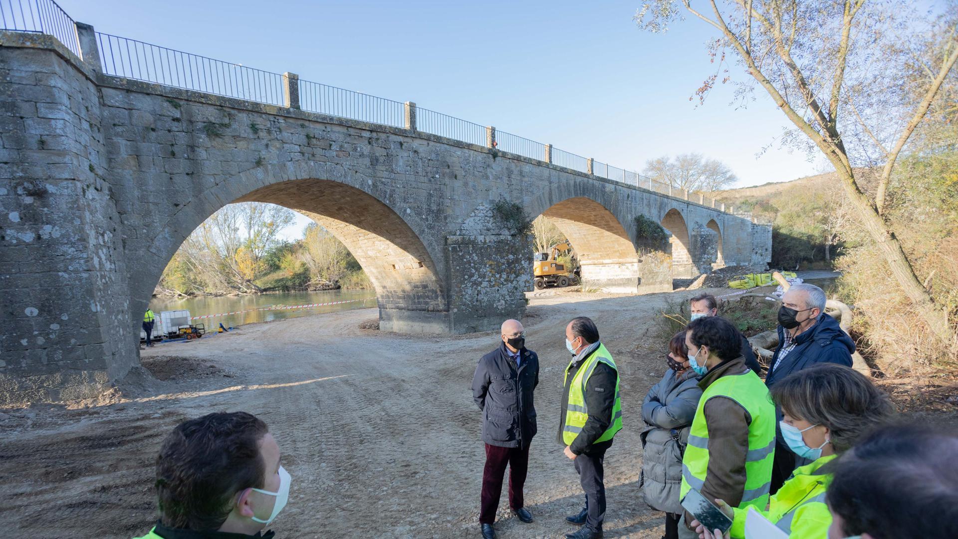 El consejero bernardo Ciriza habla con técnicos en el entorno del puente de Andelos