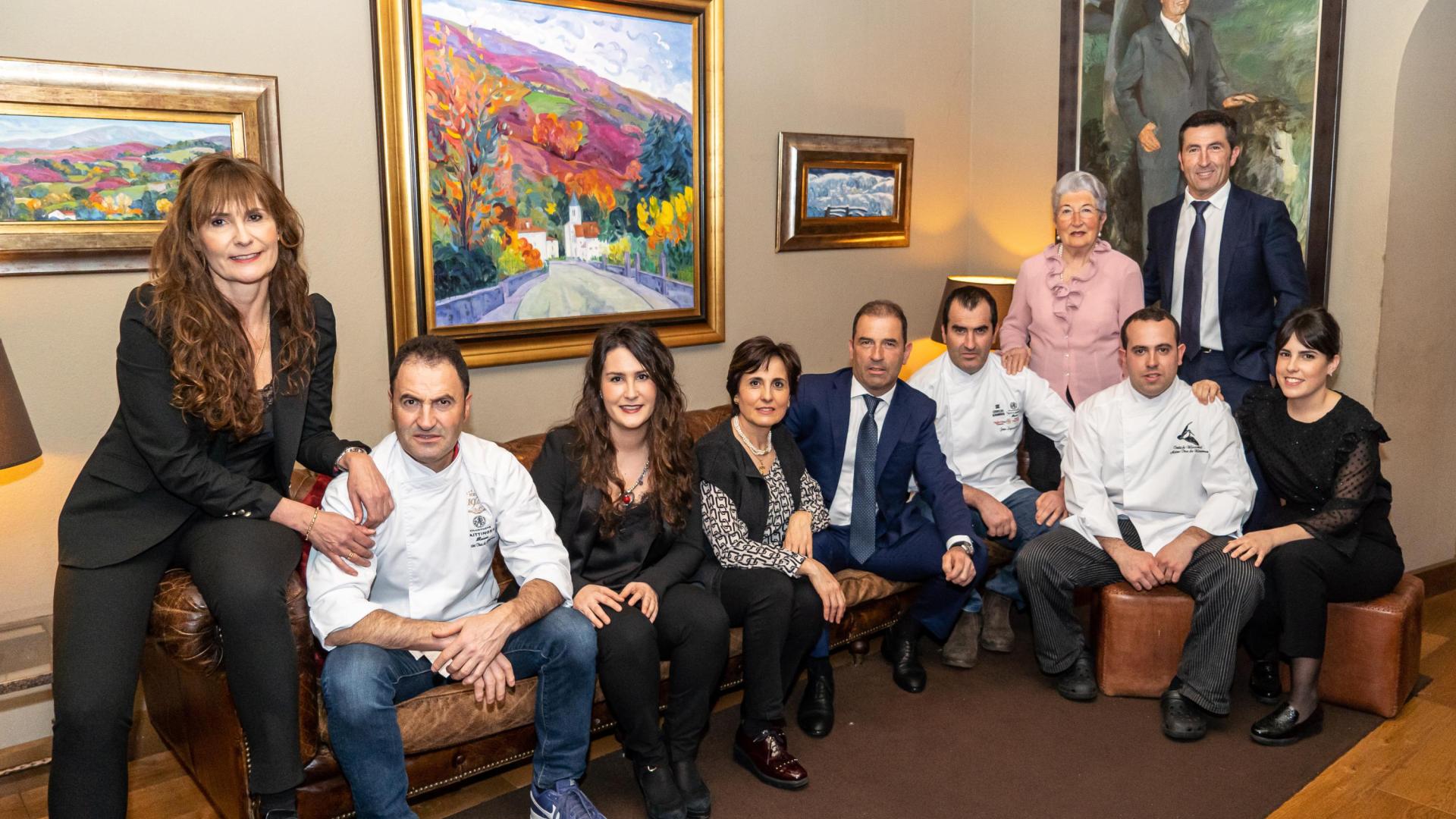 Marimar Mutilva, Patxi Díez de Ulzurrun Goñi, Lorea Díez de Ulzurrun Mutilva; Inmaculada Barberena, Óscar Díez de Ulzurrun Goñi, José Ignacio Díez de Ulzurrun Goñi, Aitor Díez de Ulzurrun Barberena y Uxua Díez de Ulzurrun Barberena. De pie: Felisa Goñi, Alberto Díez de Ulzurrun Goñi