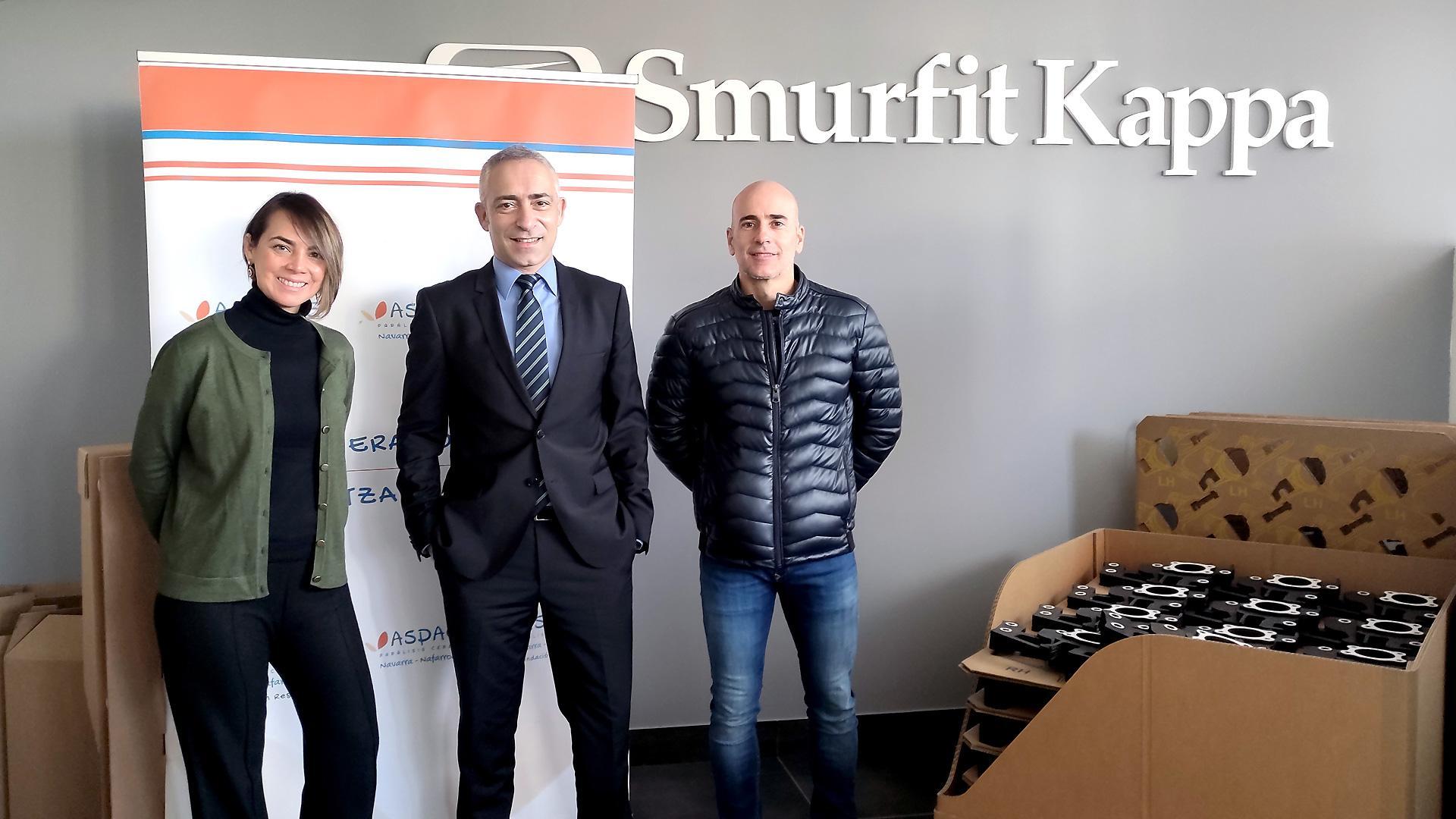 Visita del presidente de Aspace navarra, David Erice, y de la responsable de 'fundraising' de Aspace Navarra, Vivian Endara, al director General en Smurfit Kappa Navarra, Ignacio Landa