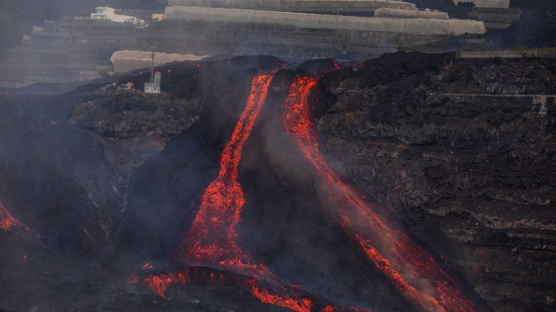 Coladas de lava del volcán de Cumbre Vieja desde la playa de Puerto Naos