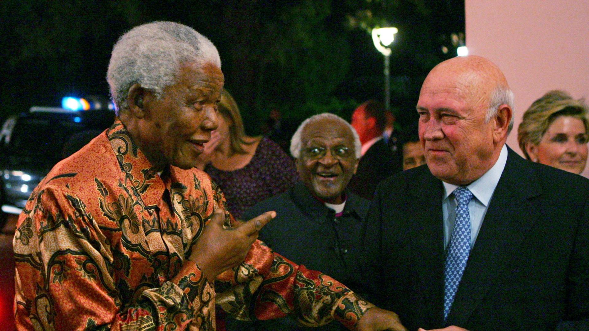 Nelson Mandela junto a Frederik de Klerk, en 2006