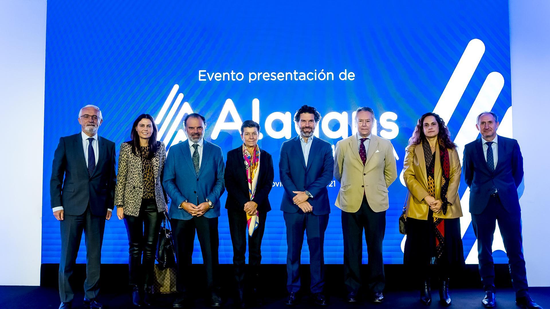 Santiago Sarmiento (Diario de León), Blanca de Cora (Grupo El Progreso), Fernando de Yarza (Henneo), Carmen Serra (Grupo Serra), Íñigo de Yarza (Henneo); José Joly (Grupo Joly); Adriana Ulibarri (Edigrup) y José Manuel Erro (Diario de Navarra)