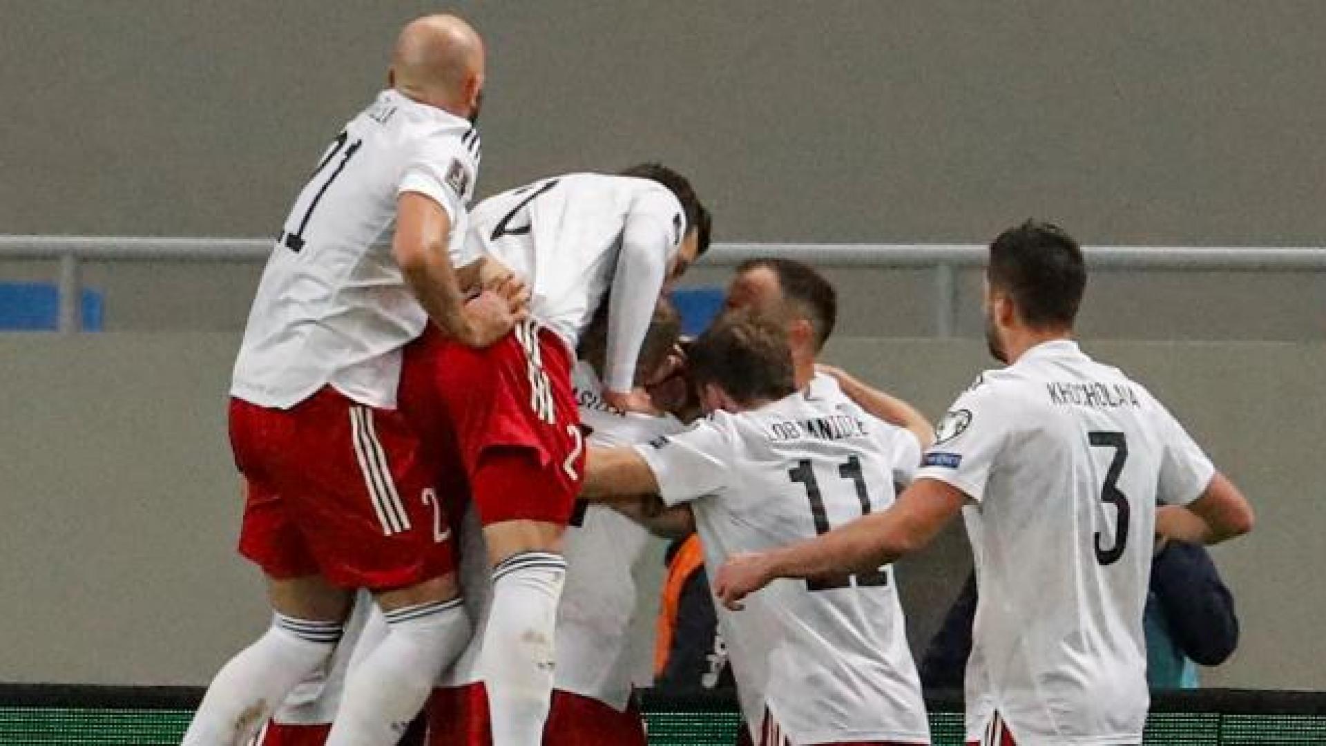 Los jugadores de Georgia celebran uno de los goles marcados a Suecia