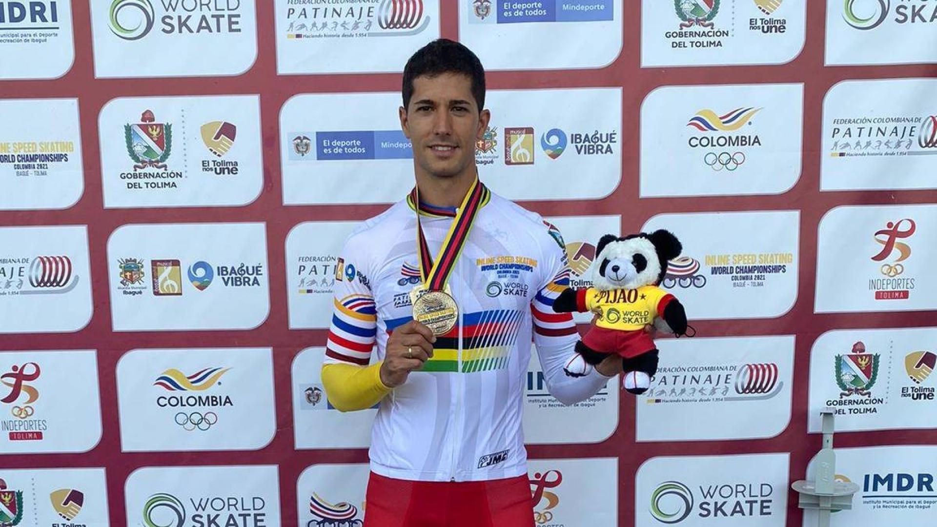 Ioseba Fernández muestra con orgullo la medalla de oro tras ganar la final de 100 m. esprint.