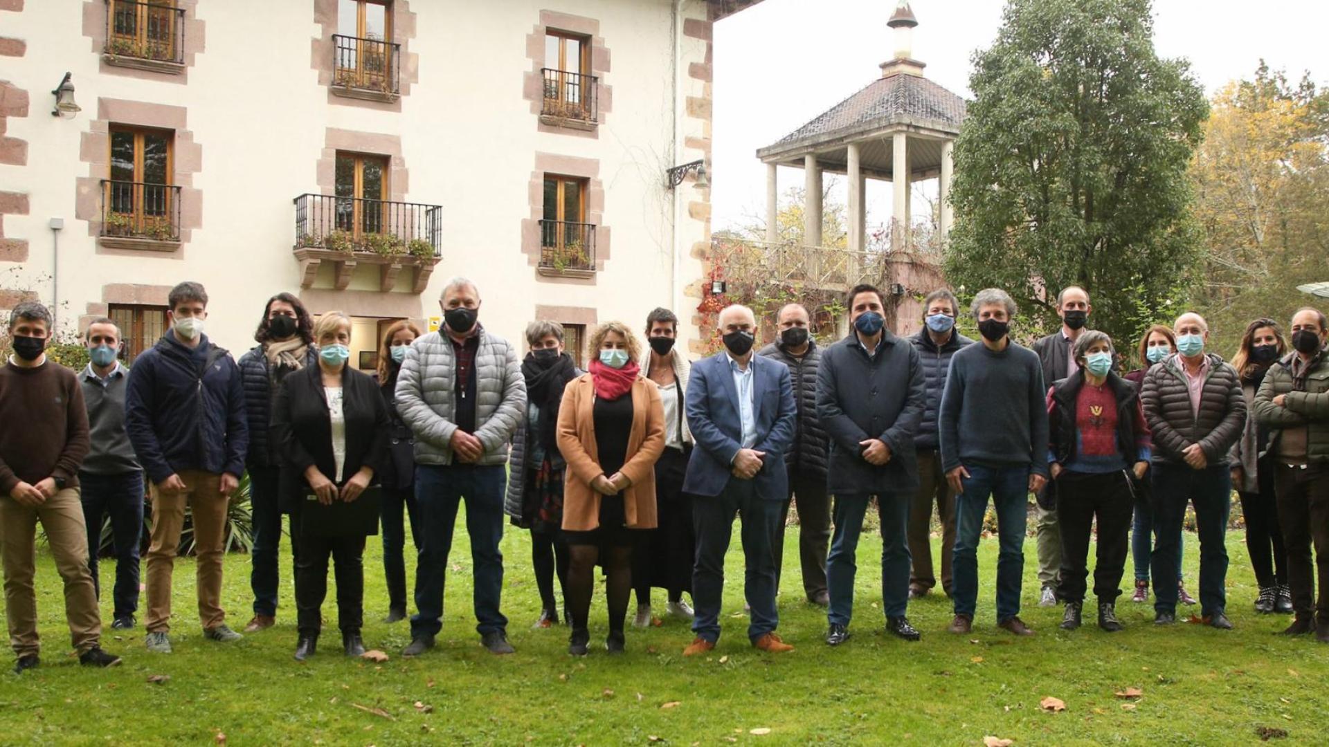Alcaldes y autoridades asistentes al acto posan en la foto de familia en Bertiz