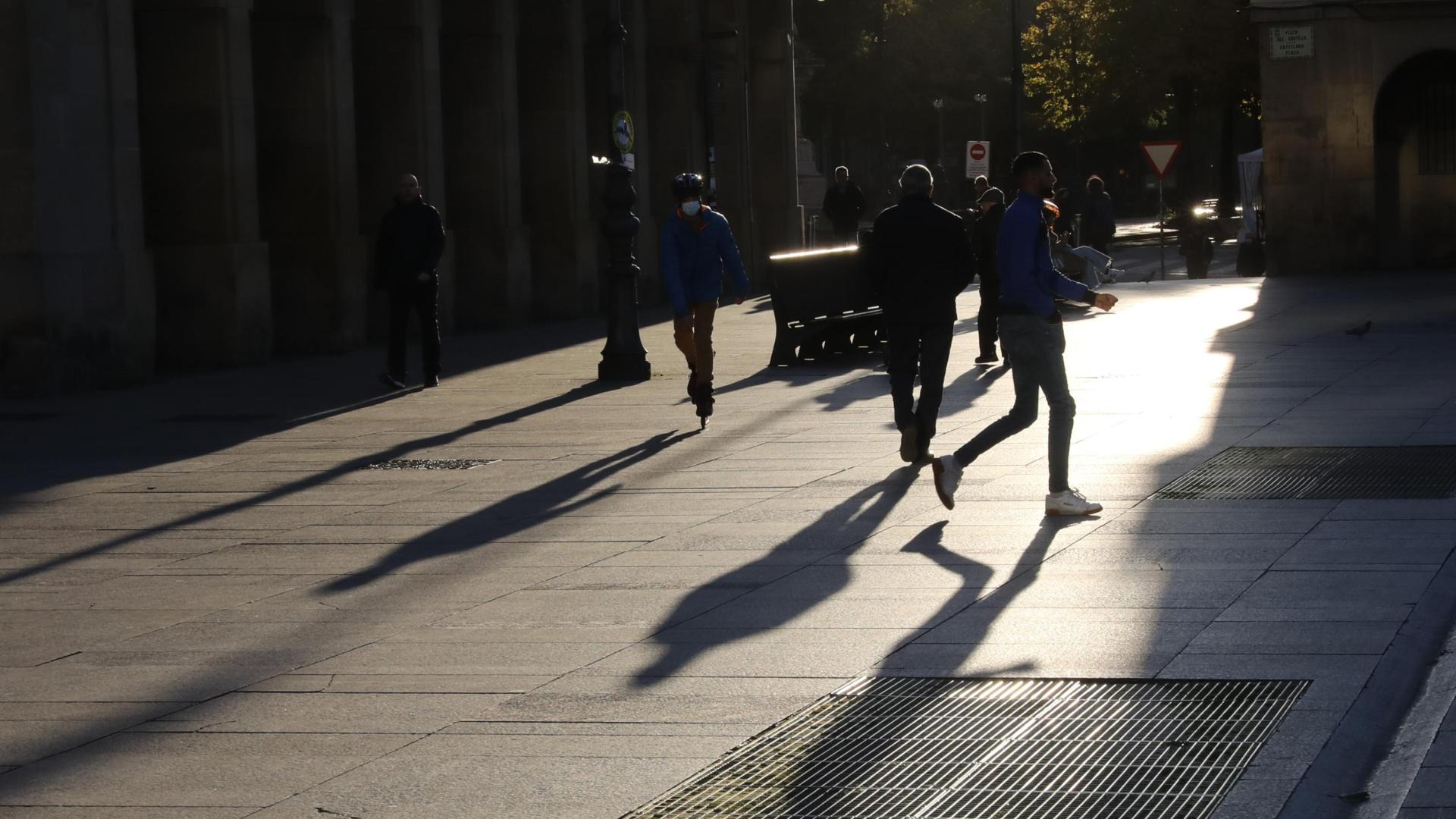 Varias personas pasean en Pamplona