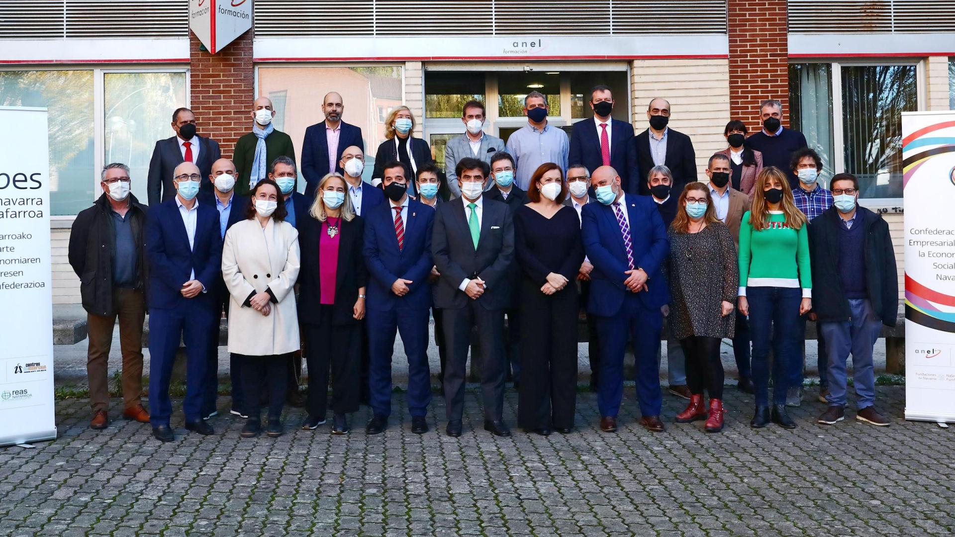 Foto de familia de los asistentes al encuentro organizado ayer por ANEL