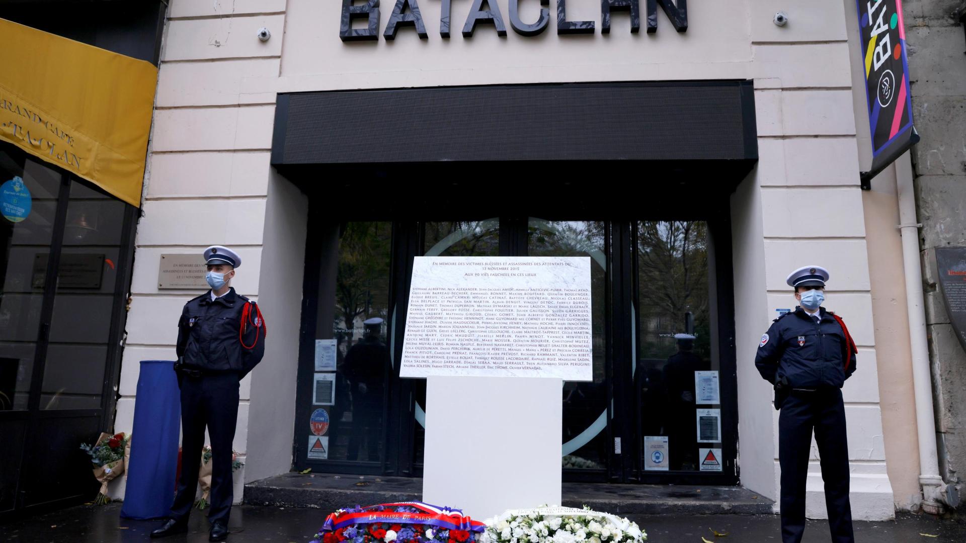 Agentes de la policía francesa, durante la ceremonia para rendir homenaje a las víctimas del 13 de noviembre de 2015