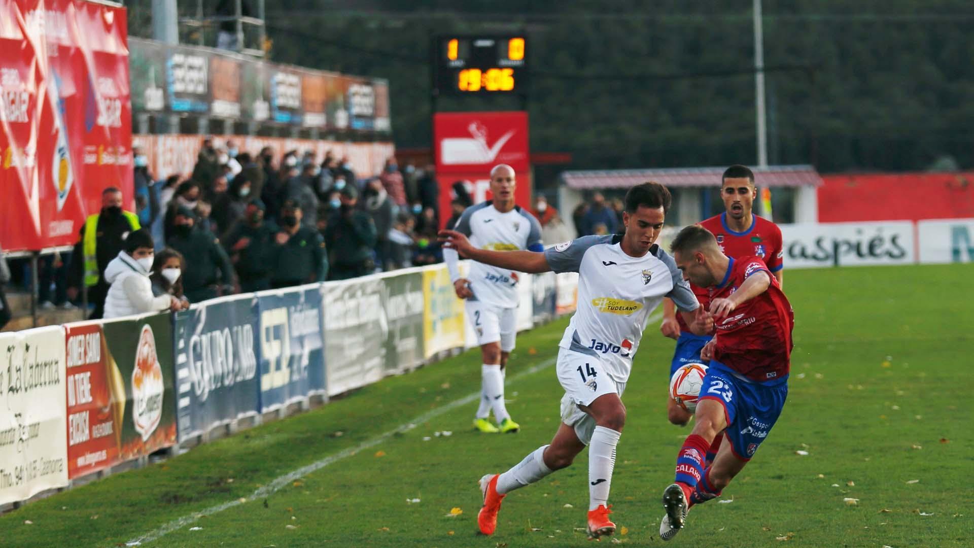 El lateral derecho del Tudelano Yasin Iribarren trata de avanzar ante la defensa de Eneko Zabaleta, en presencia de Imanol Barace, del Calahorra