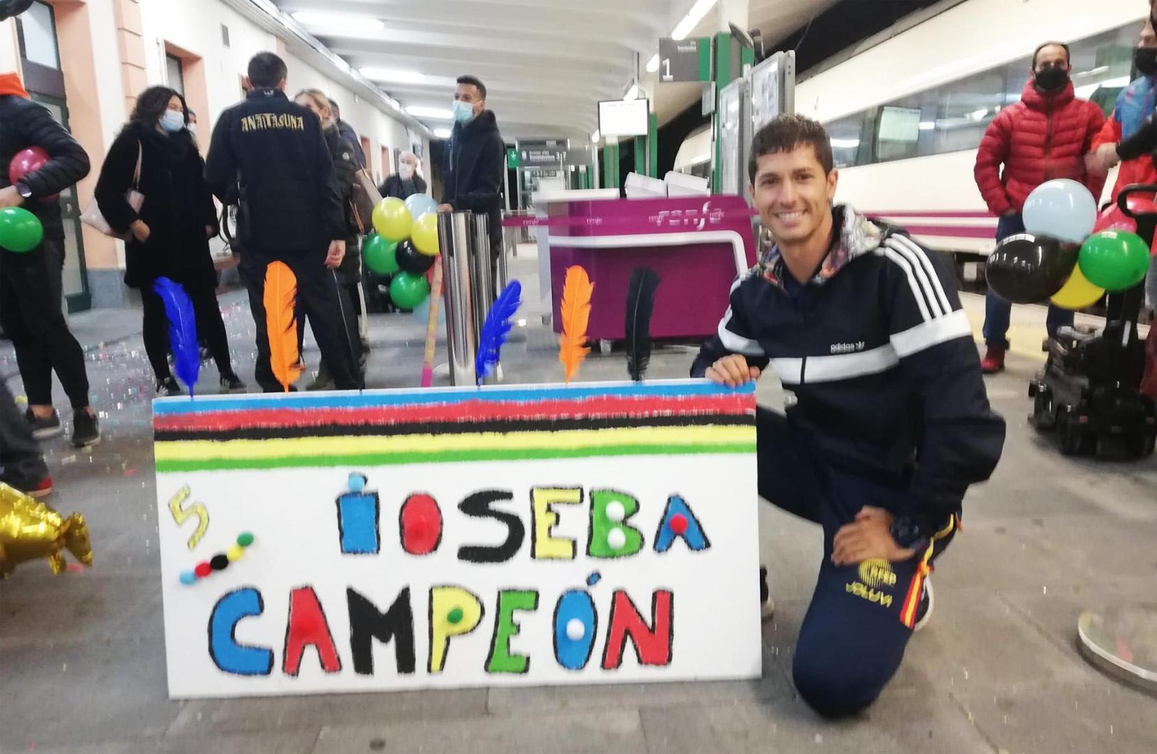 Ioseba Fernández con el cartel de bienvenida en la estación del Renfe de Pamplona a su llegada