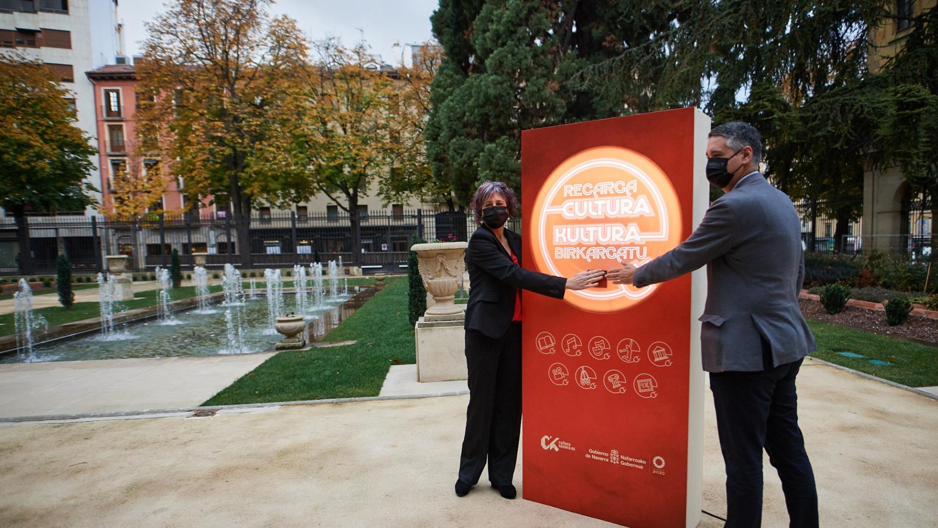 La consejera Esnaola y el director general Ignacio Apezteguía junto al totem que simboliza la campaña "Recarga Cultura"