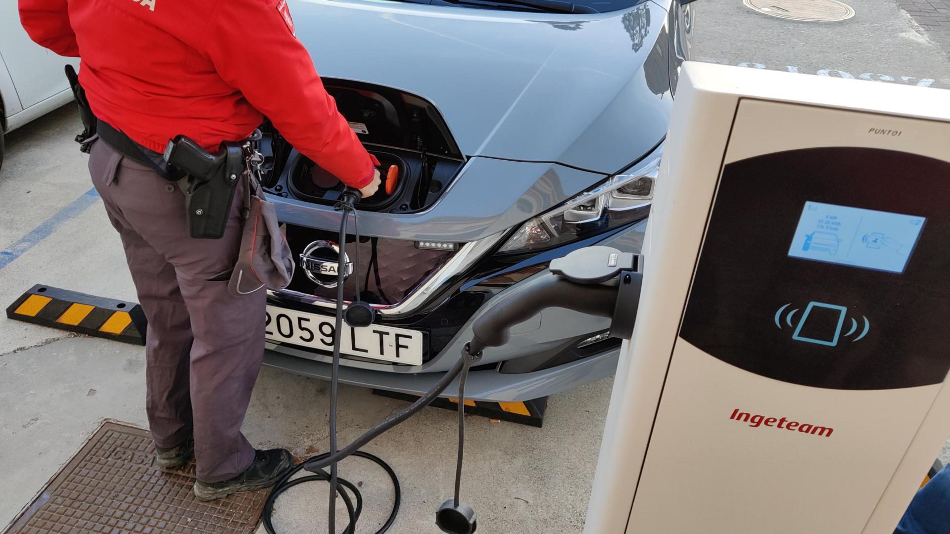 Recarga de uno de los nuevos automóviles de la Policía Foral