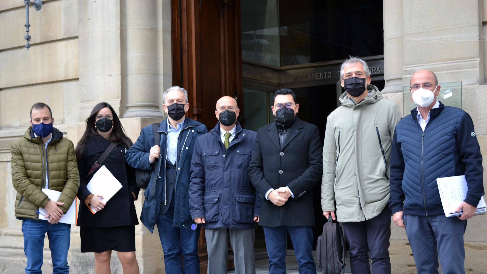 De izquierda a derecha, los expertos en desarrollo sostenible de la Agencia Lursarea, Xabier Velasco y Andrea Goñi; el catedrático de Economía Aplicada de la UPNA e investigador de INARBE, Pedro Pascual; el consejero de Cohesión Territorial, Bernardo Ciriza; el director general de Administración Local y Despoblación, Jesús Mª Rodríguez; el doctor en Estadística e investigador de INARBE, Ignacio García; y el director del servicio de Gestión y Cooperación Económica, Javier Cía