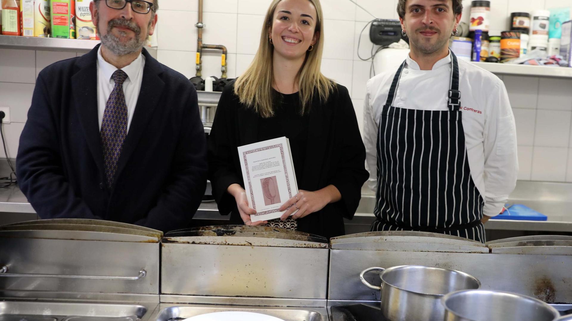 De izda. a dcha: Jesús M. Usunáriz y Magalí Ortiz, autores del libro ‘Arte de cocina’ de Fco. Martínez Montiño; y el chef respostero Pol Contreras