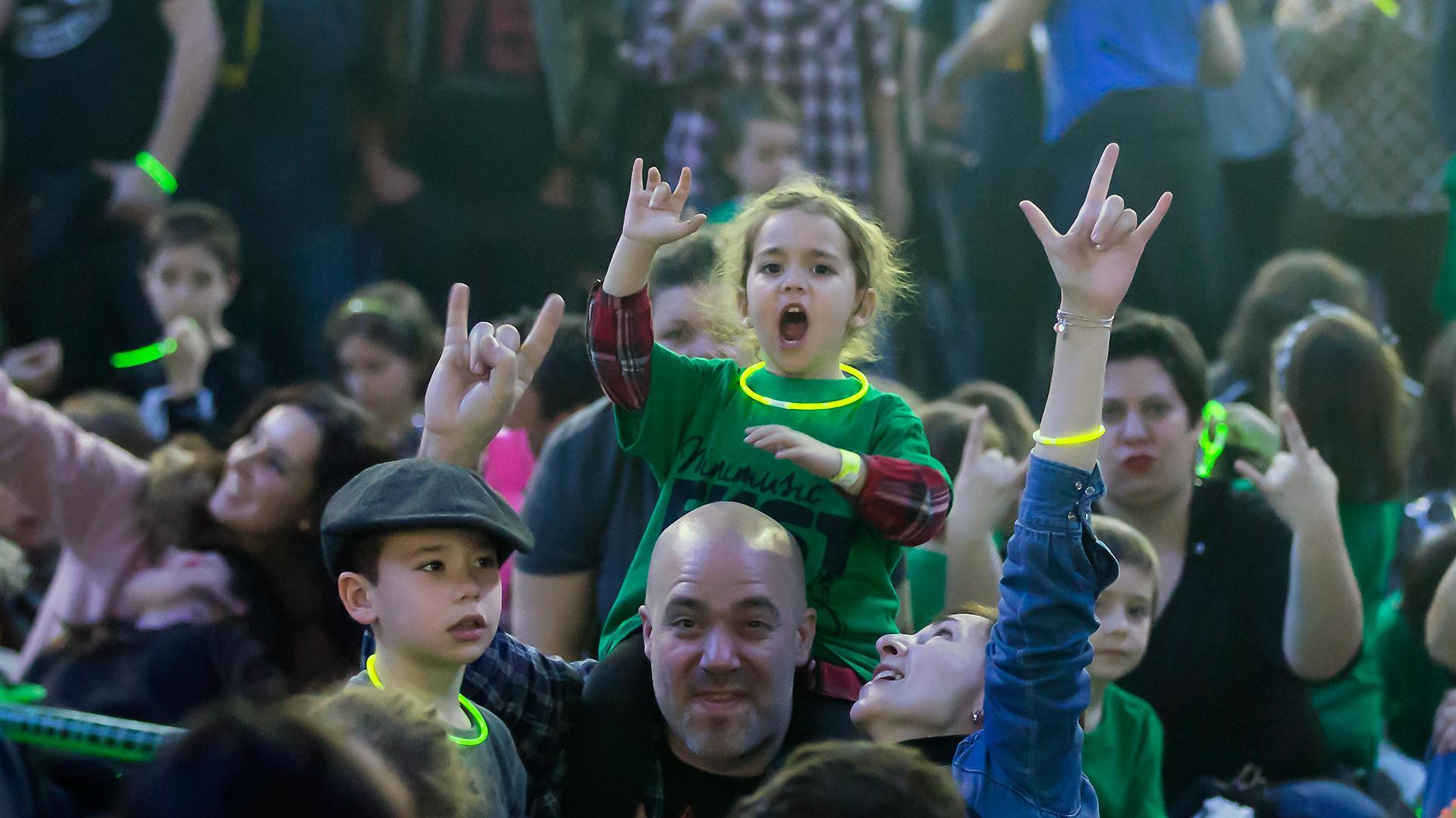 Una familia disfruta en el Minimusic de 2020