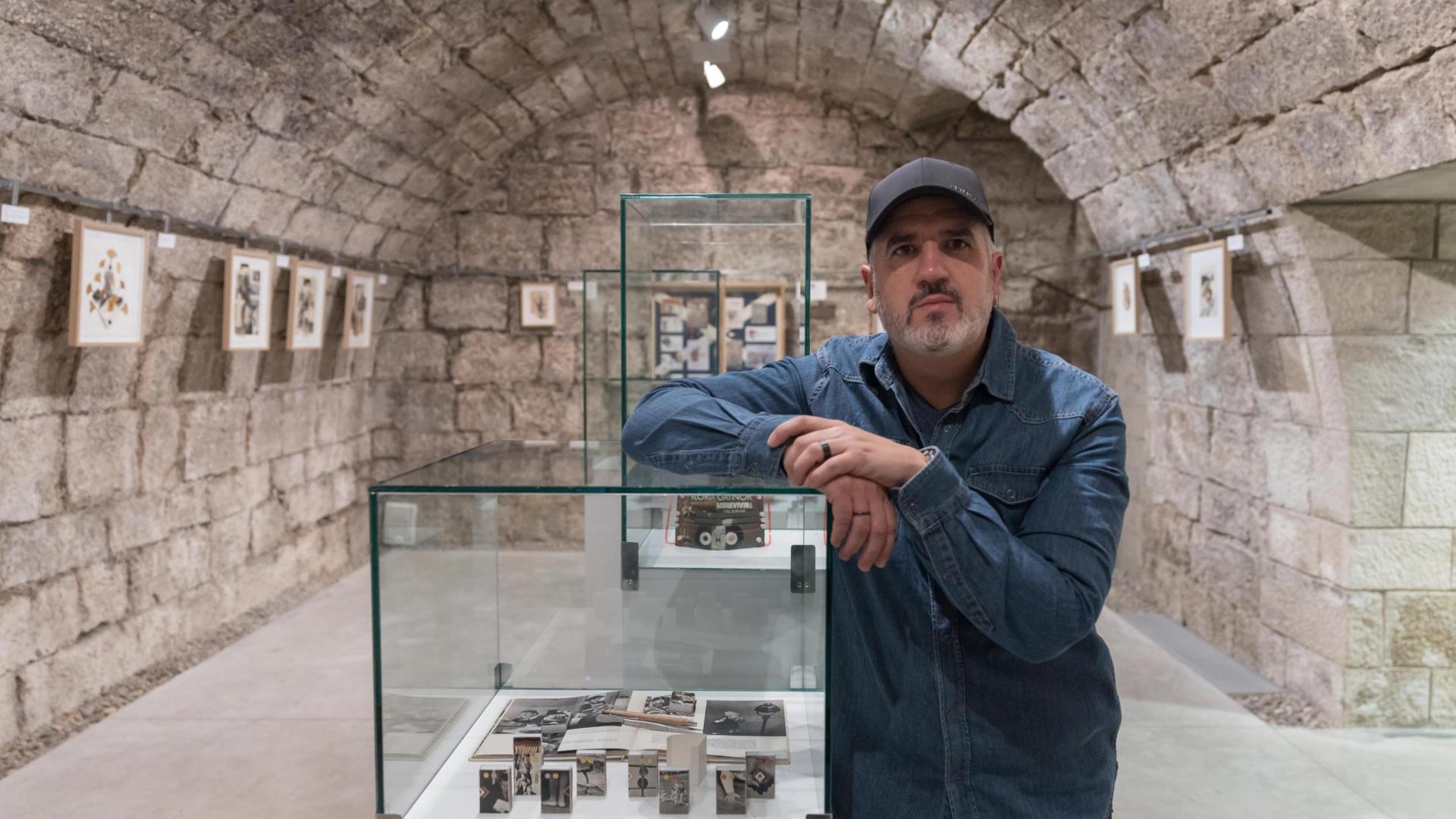 El artista tudelano Juan Carlos Aguado Ruiz posa junto a algunas de sus obras expuestas en las bodegas del Museo Muñoz Sola de la ciudad