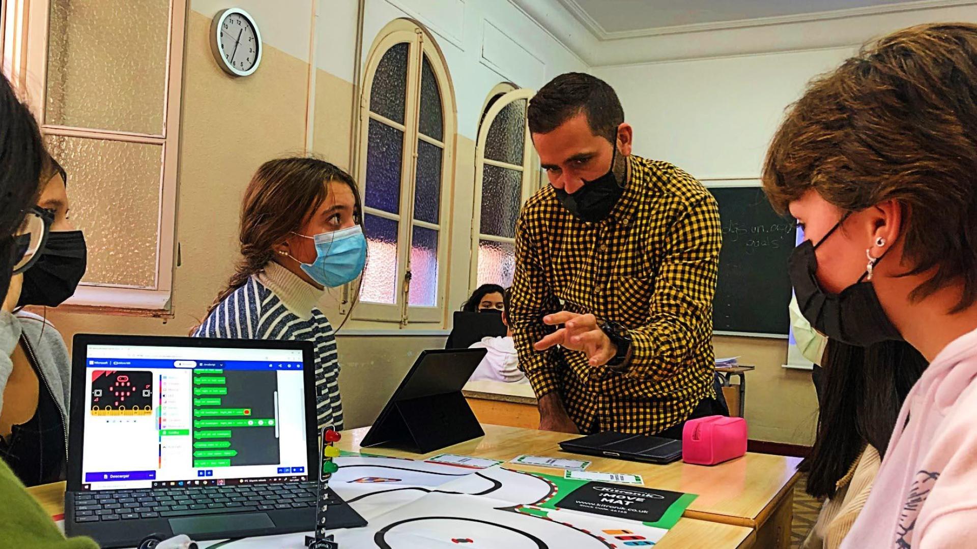 Un profesor, junto a sus alumnos del Colegio Vedruna de Pamplona