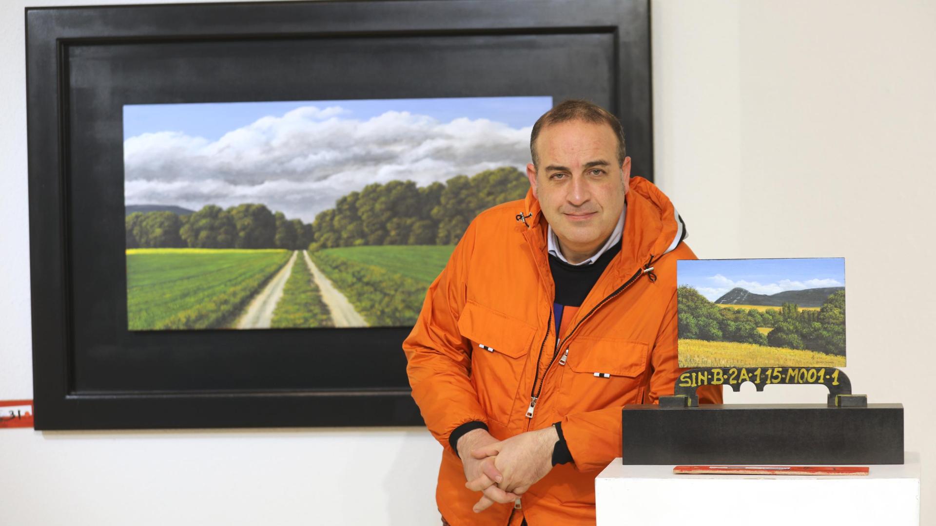 Joseja Casado, junto a dos de las obras, de distintos formatos y enmarcaciones, que forman parte de la exposición Serenidad instalada en la galería Ormolú
