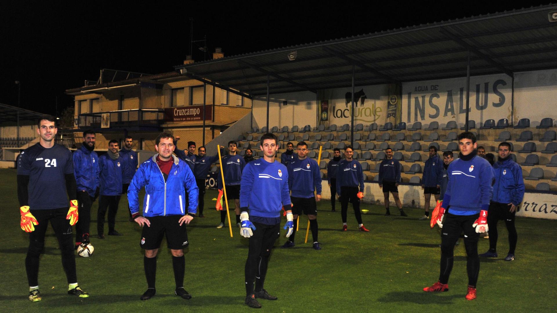 La plantilla de la Peña Sport posa durante la tarde de ayer después de conocer que el Málaga será su rival en la Copa del Rey