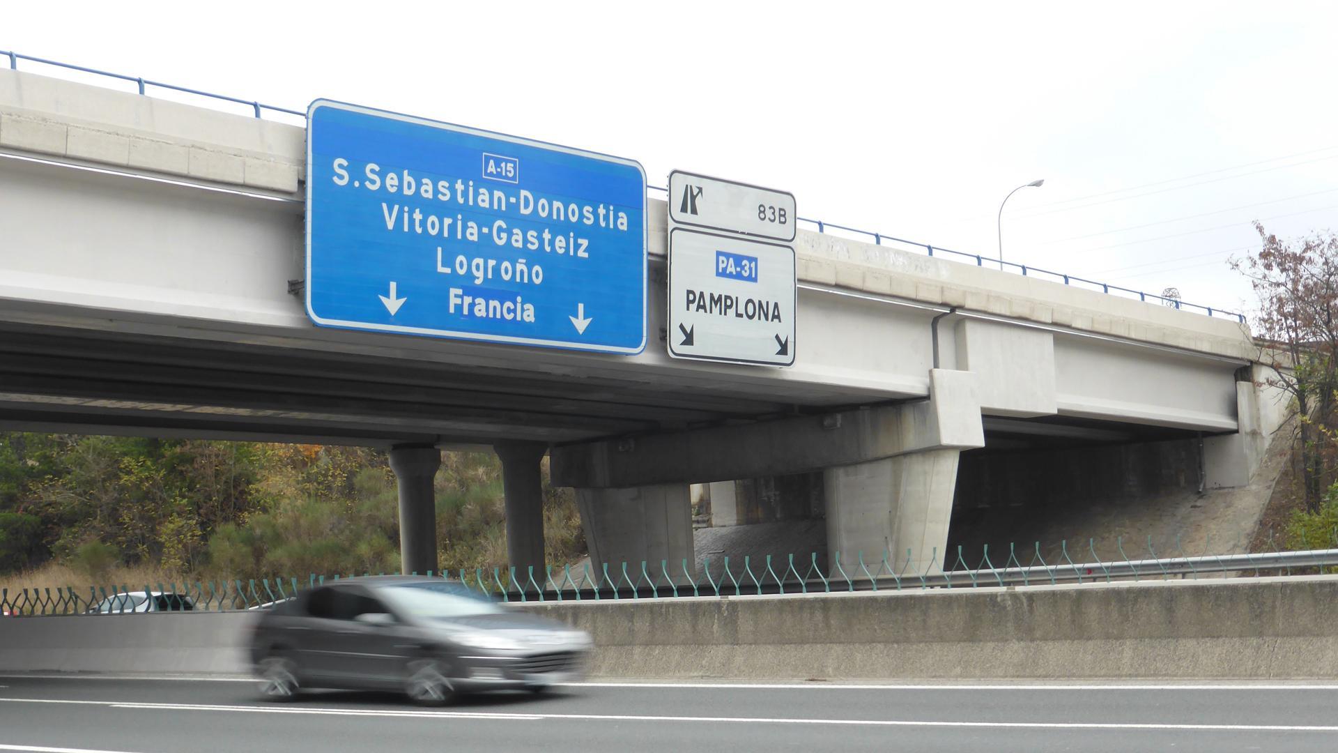 Puente de la PA-30 sobre la AP-15, junto al polígono Talluntxe